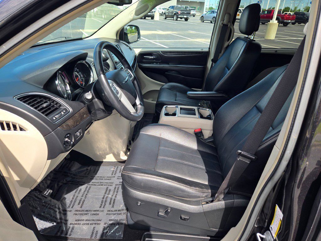 Used 2014 Chrysler Town & Country Touring FWD image 20