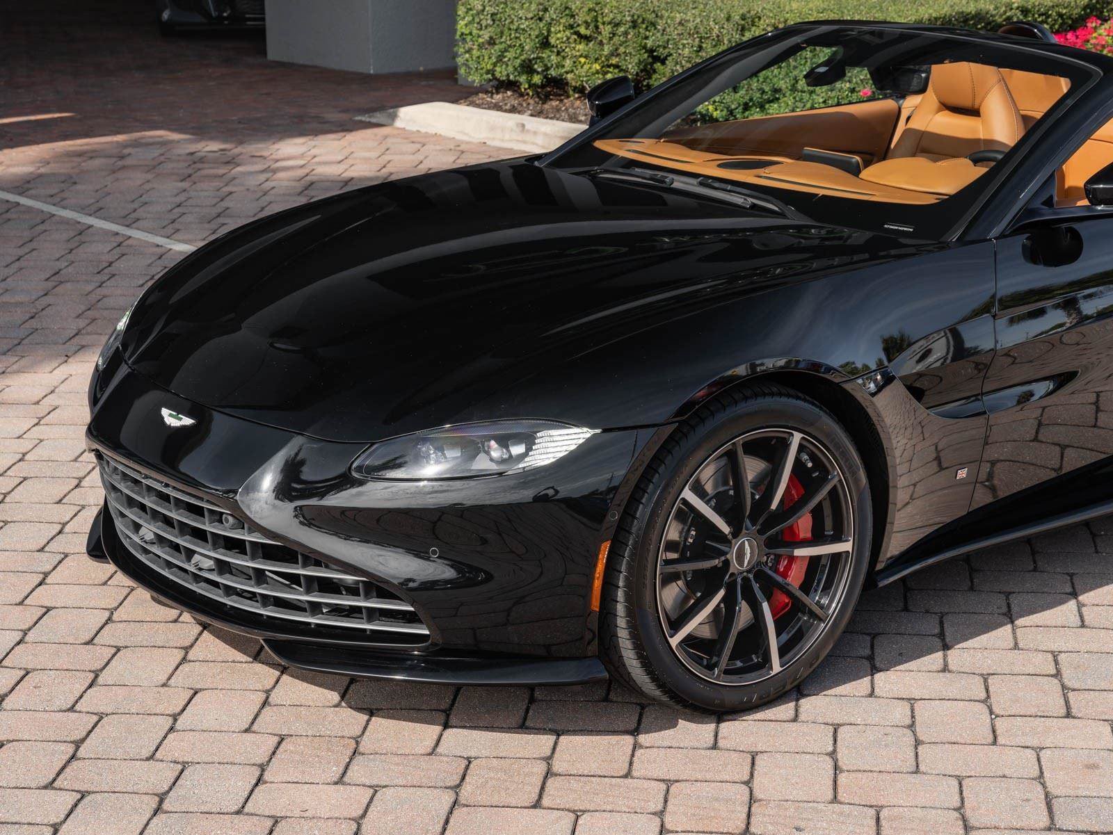 Used 2021 Aston Martin V8 Vantage Roadster RWD image 5