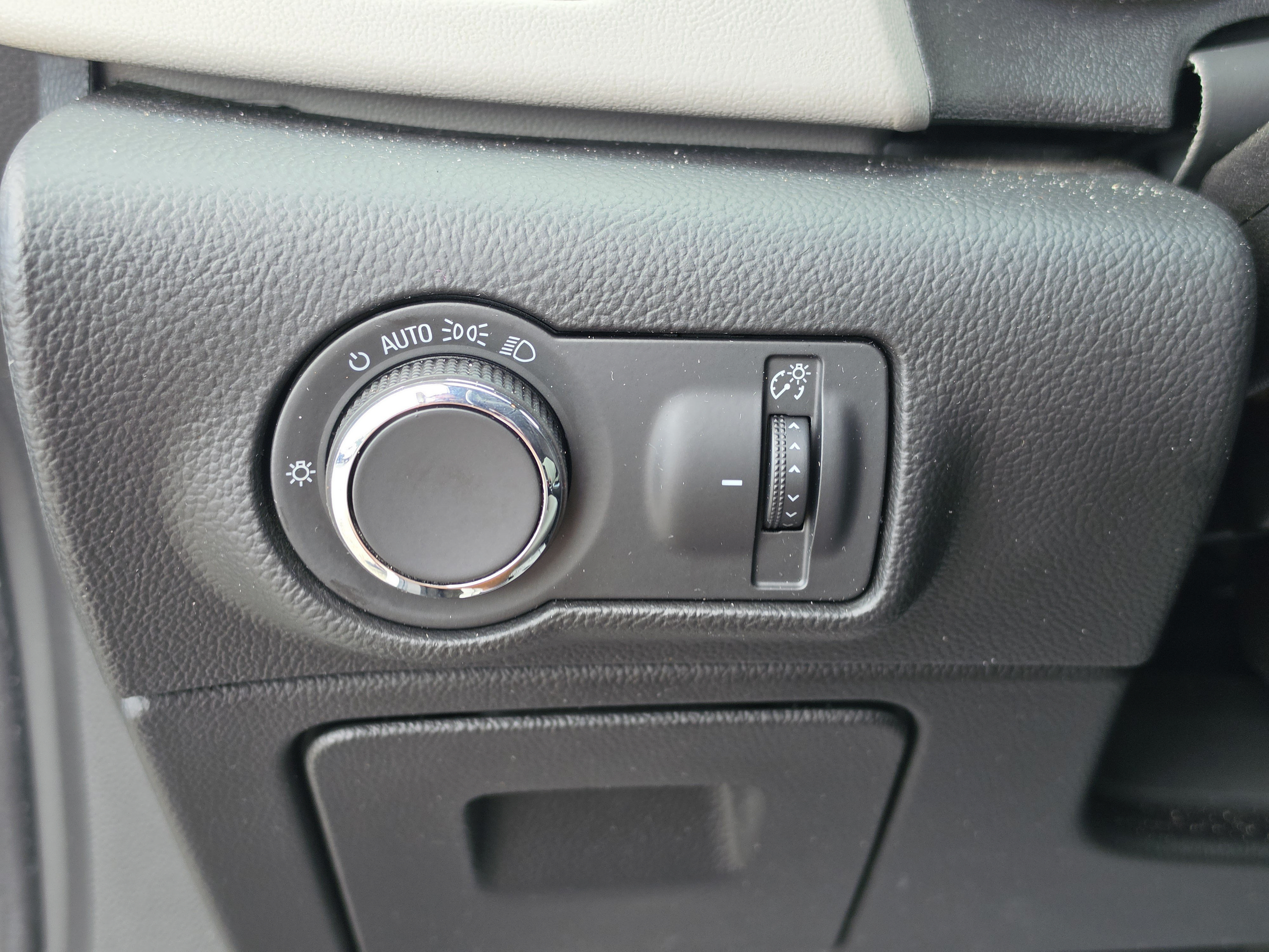 Used 2015 Buick Verano FWD image 29