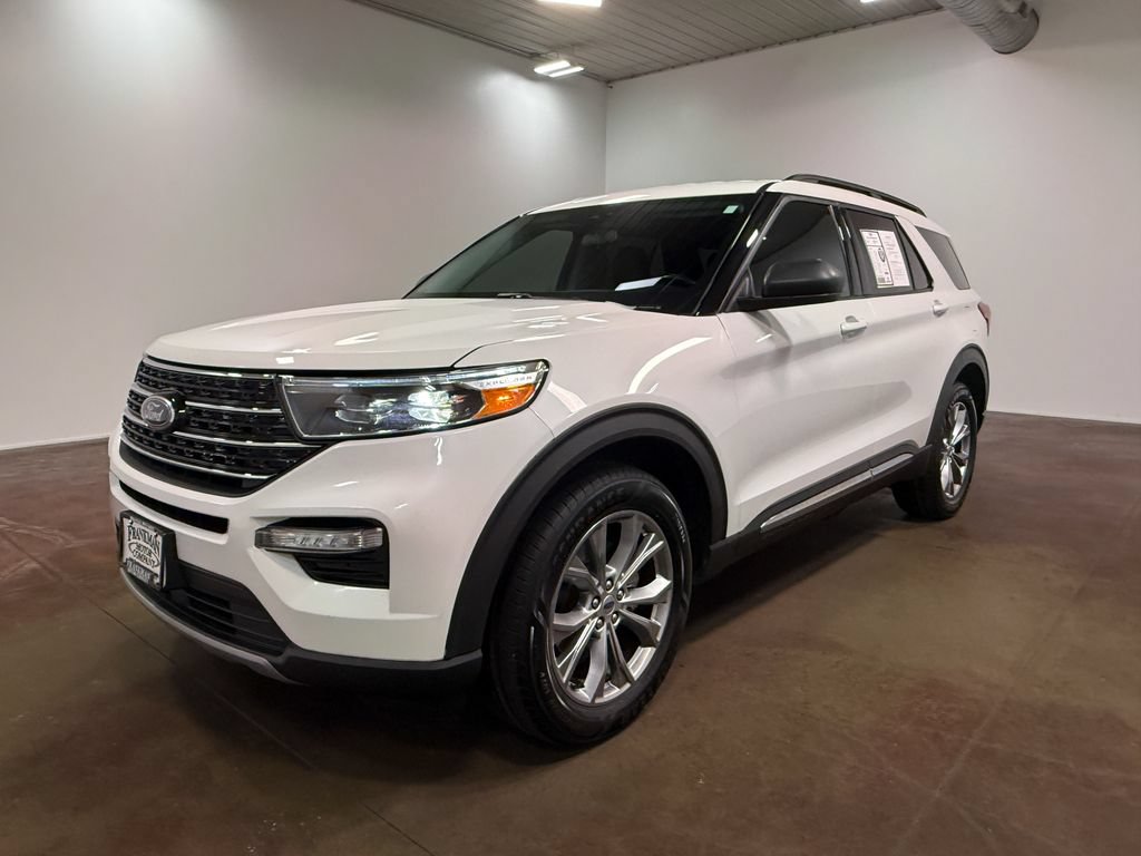 Used 2022 Ford Explorer XLT w/ Equipment Group 202A AWD/4WD image 39
