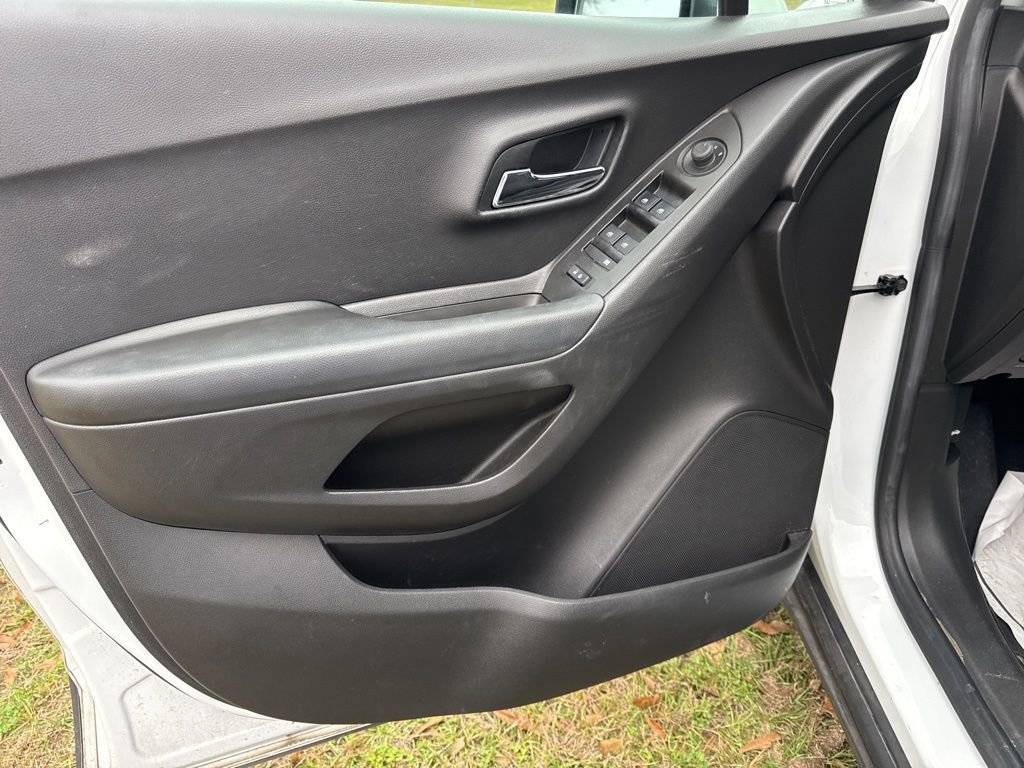 Used 2021 Chevrolet Trax LT w/ Sport Edition image 13