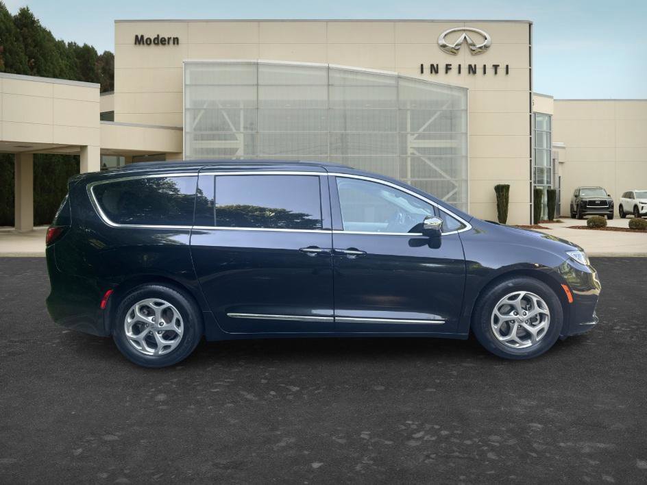 Used 2023 Chrysler Pacifica Limited FWD image 4