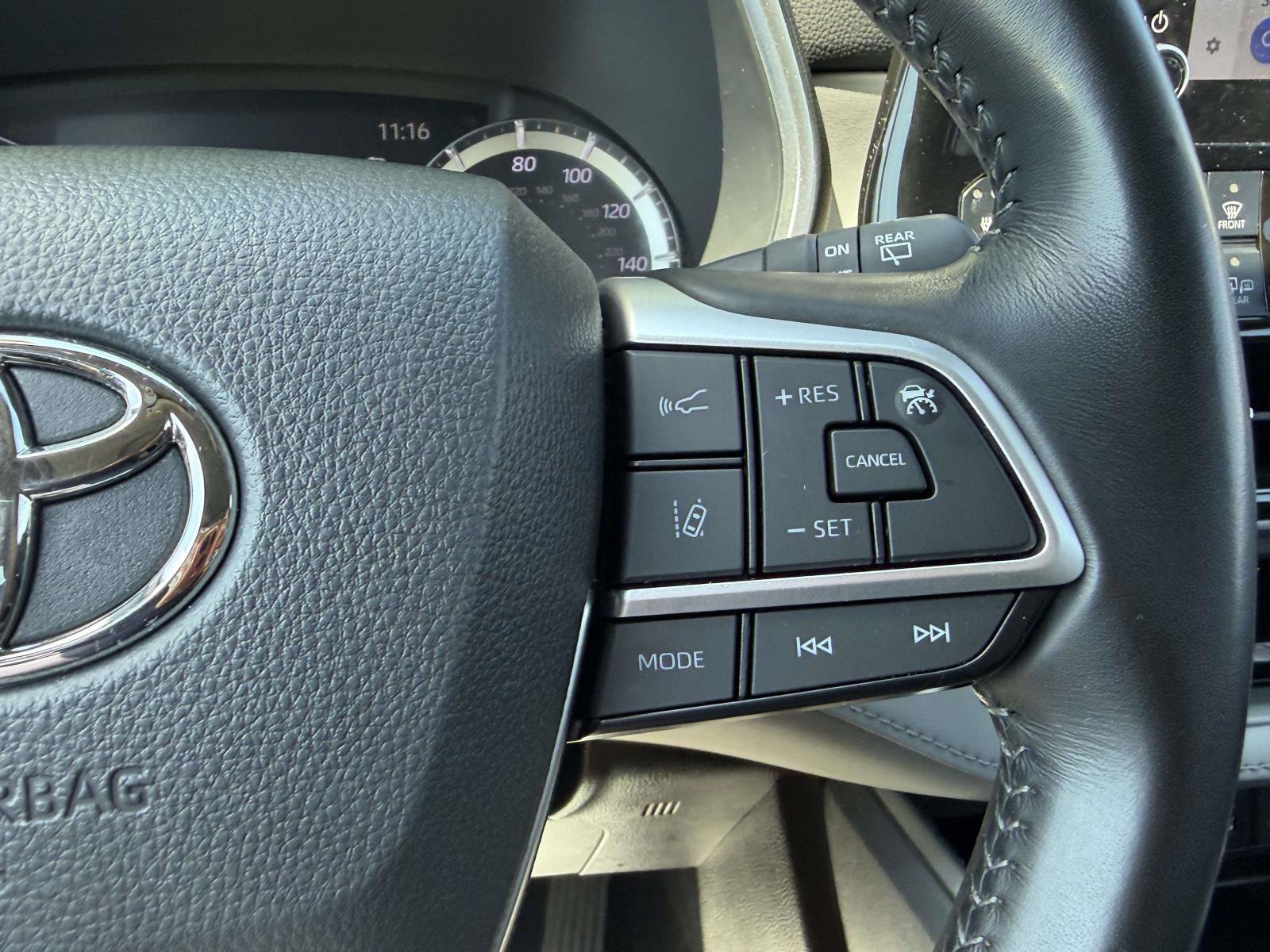 Used 2023 Toyota Highlander XLE AWD/4WD image 27