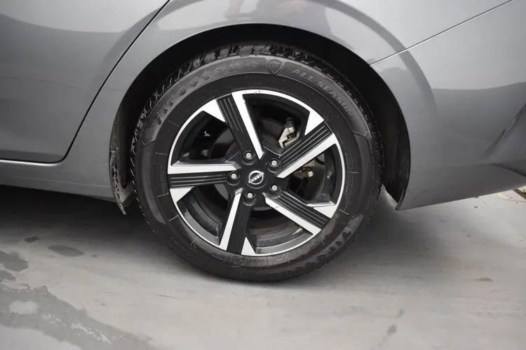 Used 2024 Nissan Sentra SV FWD image 34
