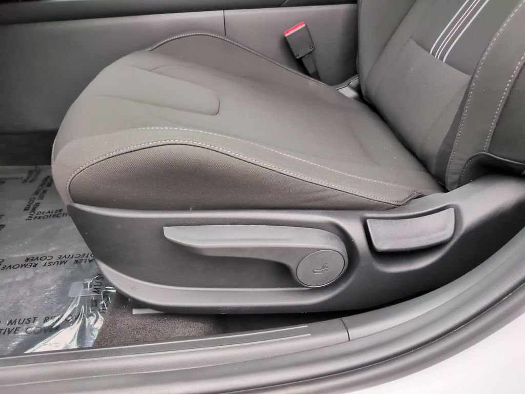 Certified 2025 Hyundai Elantra SEL image 15