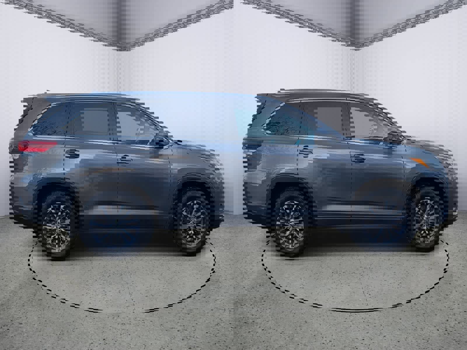 Used 2018 Toyota Highlander XLE image 2