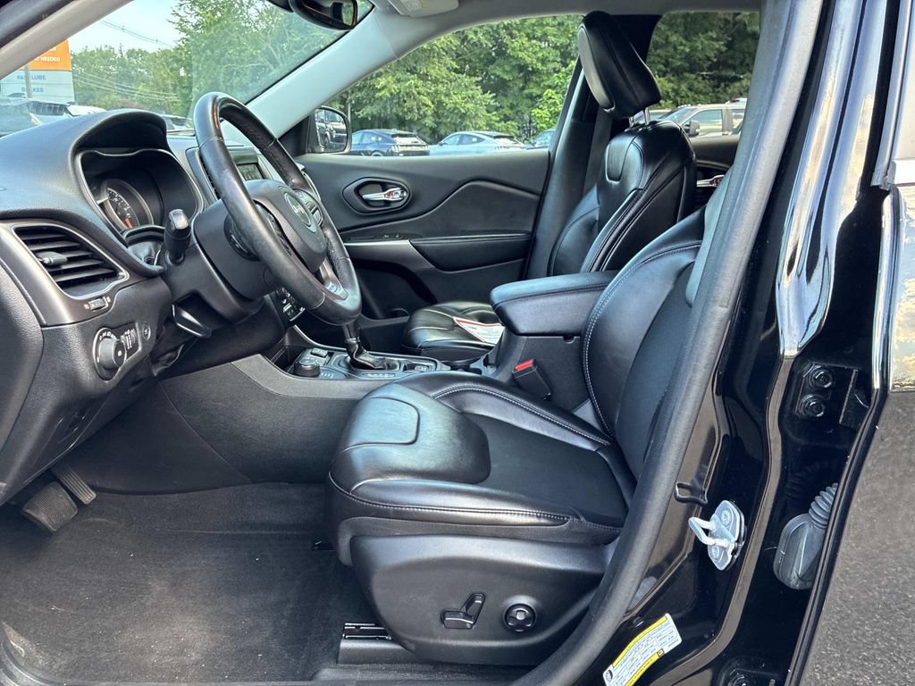 Used 2019 Jeep Cherokee Latitude Plus w/ Comfort/Convenience Group AWD/4WD image 23