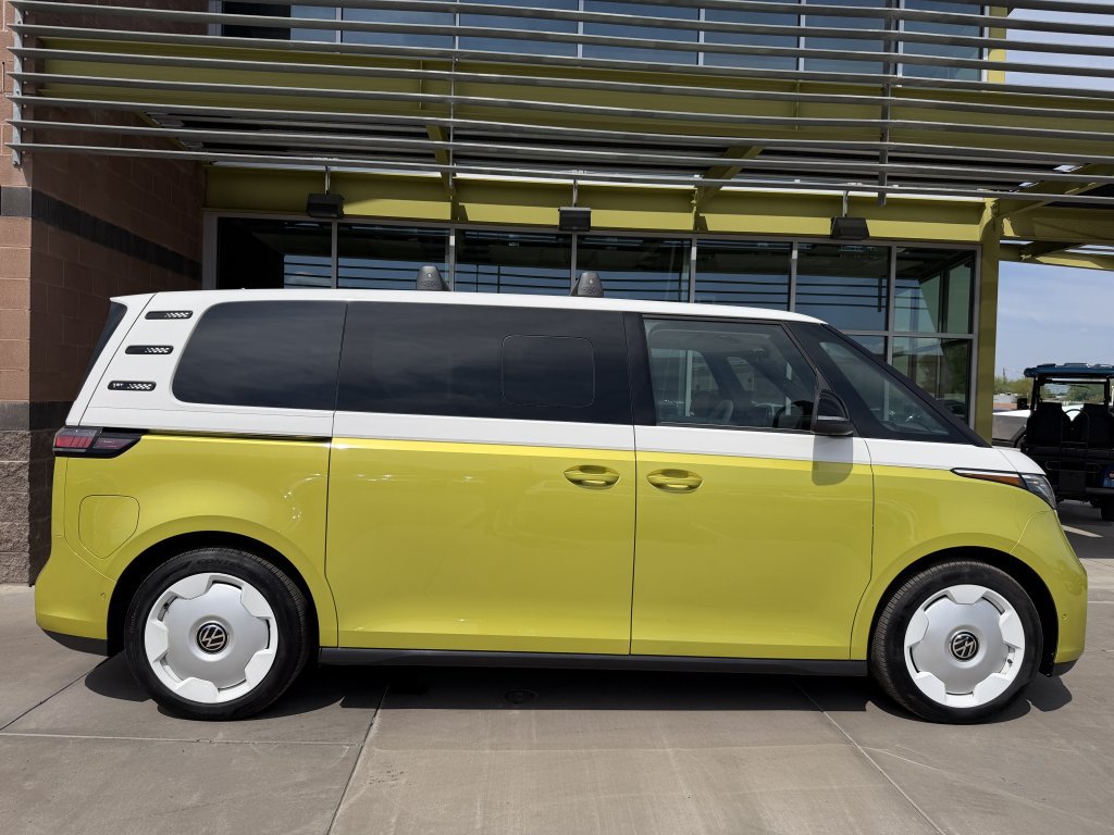 Used 2025 Volkswagen ID. Buzz 1st Edition RWD image 9