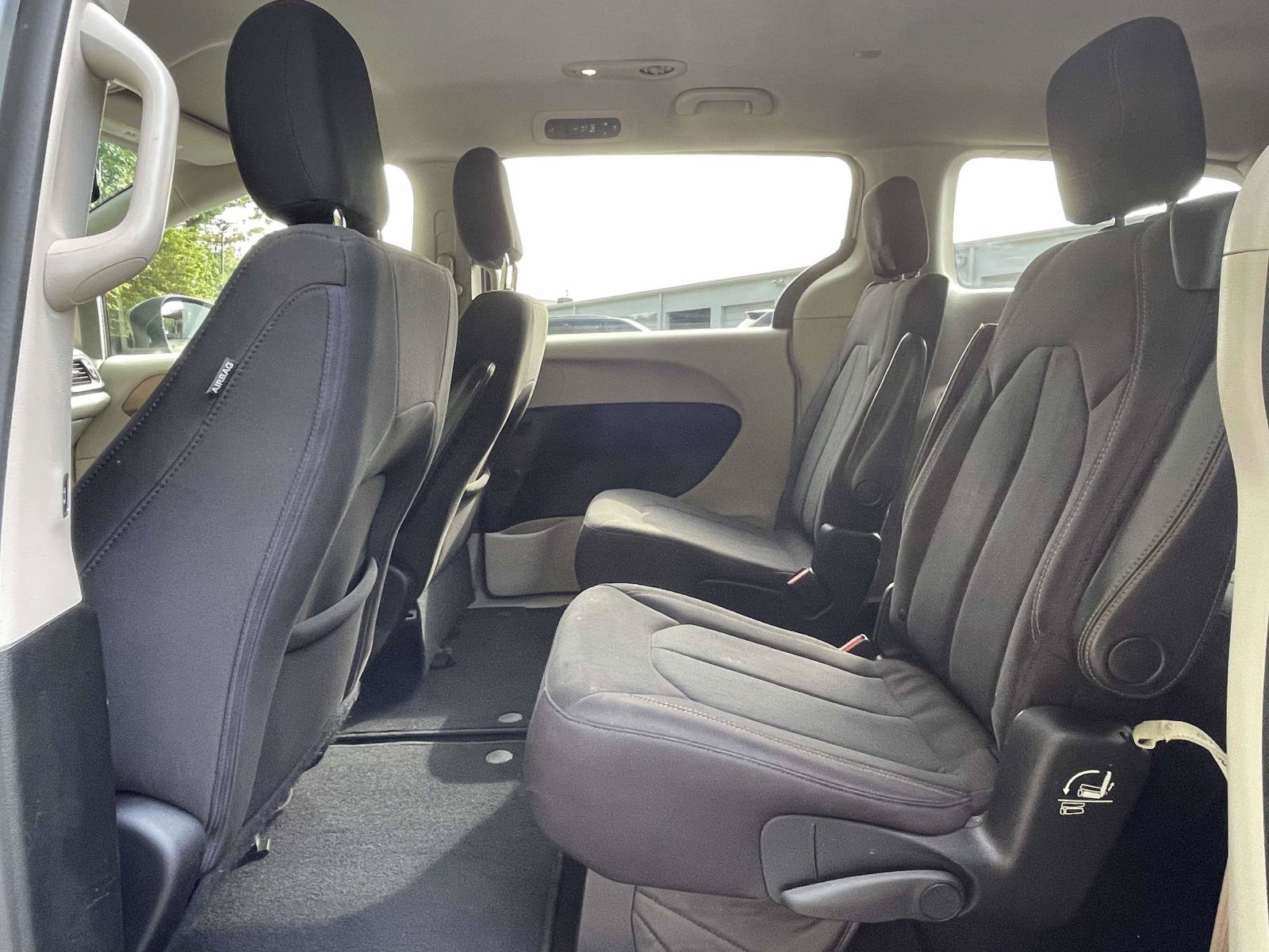 Used 2018 Chrysler Pacifica Touring FWD image 11