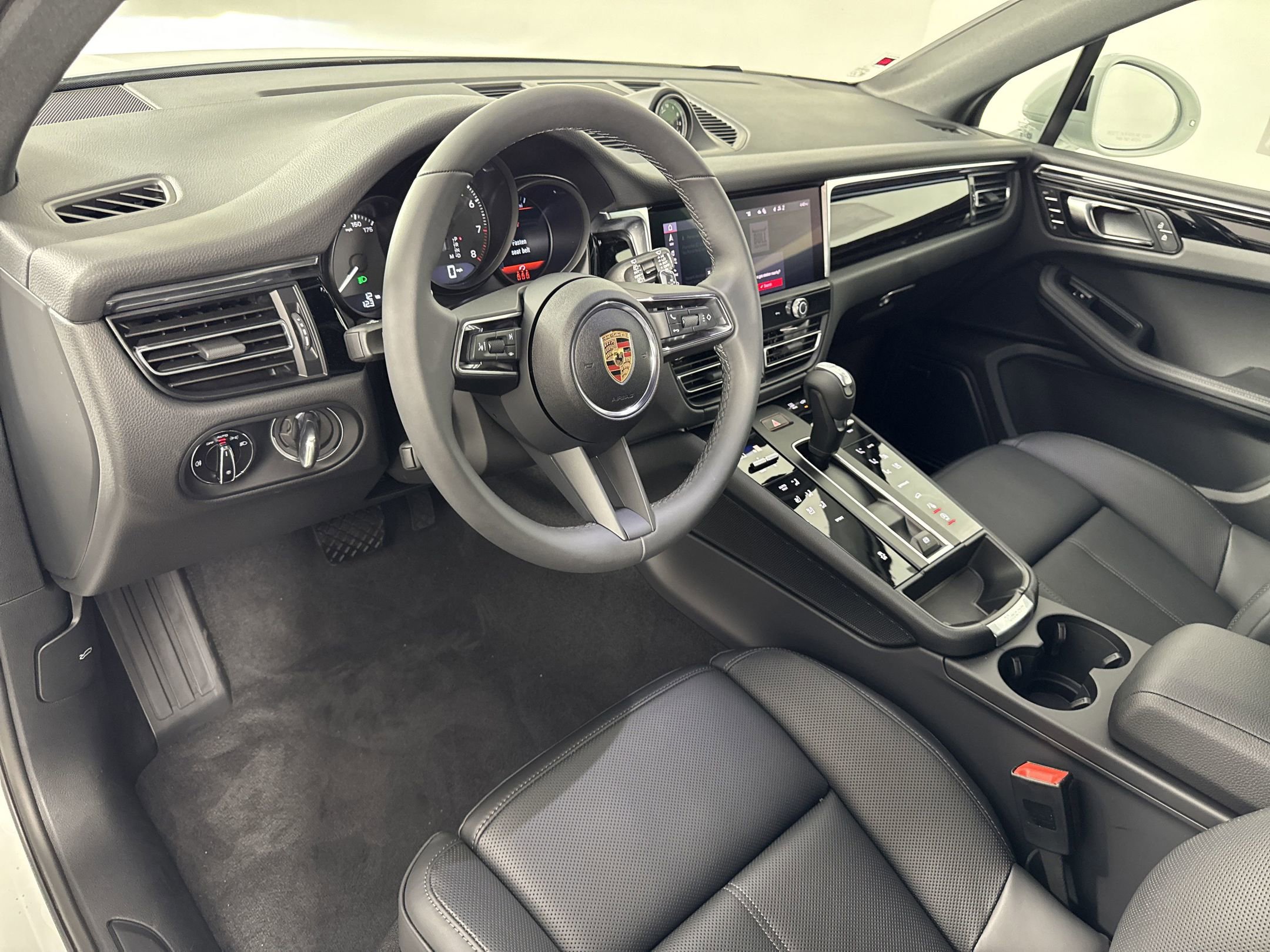 Certified 2025 Porsche Macan image 4