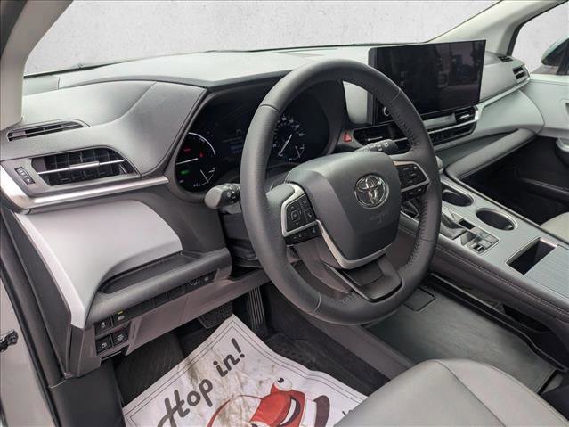 Used 2025 Toyota Sienna XLE image 9