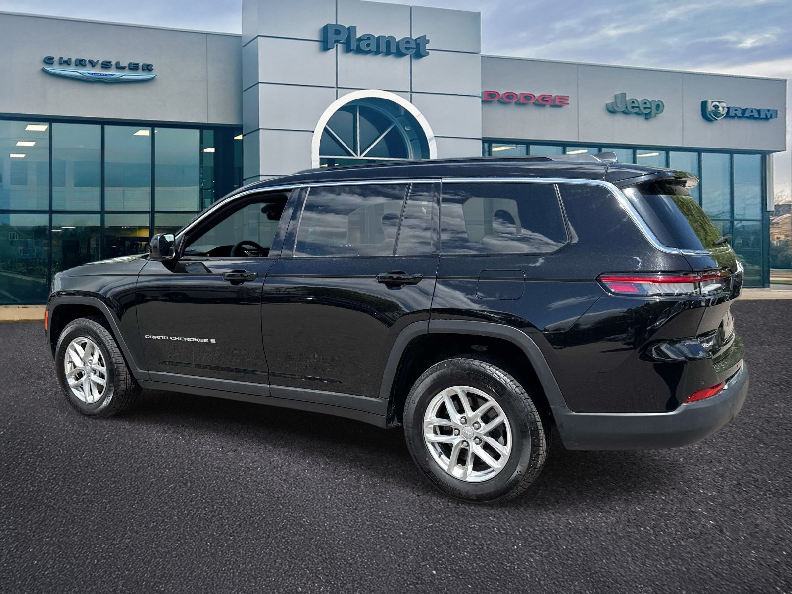 Used 2025 Jeep Grand Cherokee L Laredo w/ Luxury Tech Group I AWD/4WD image 3