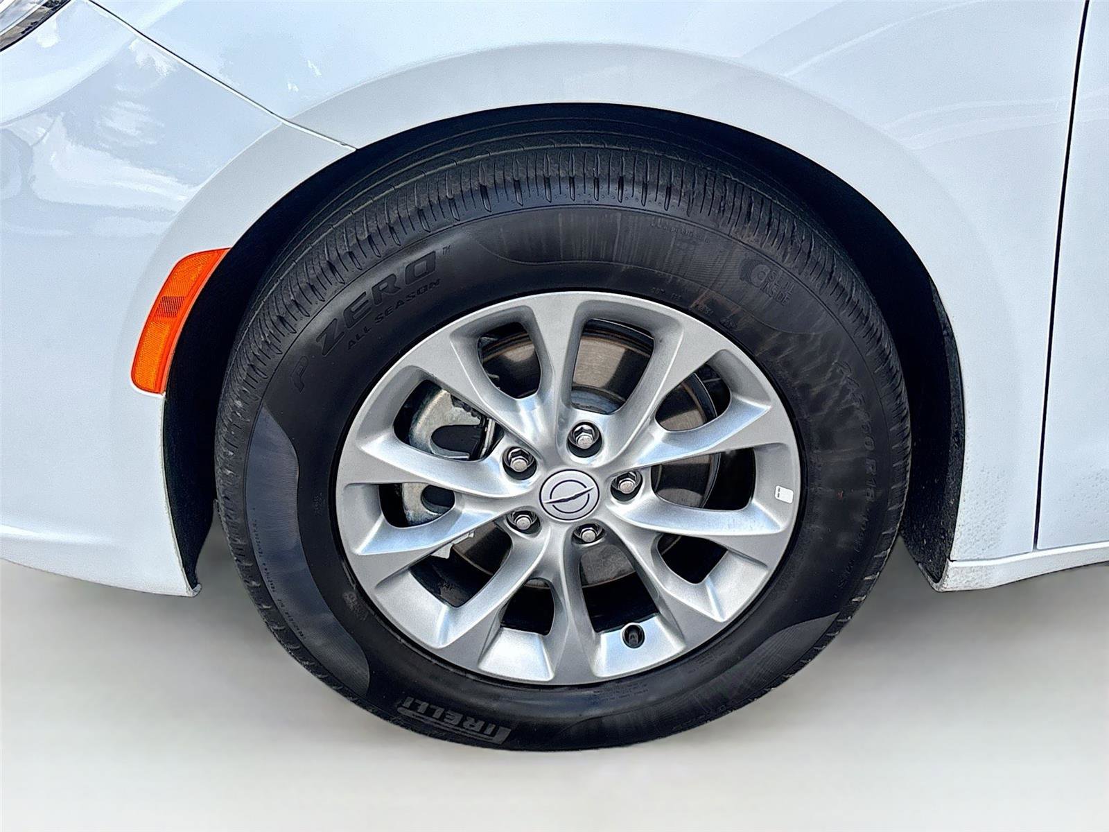 Used 2026 Chrysler Pacifica Limited FWD image 34