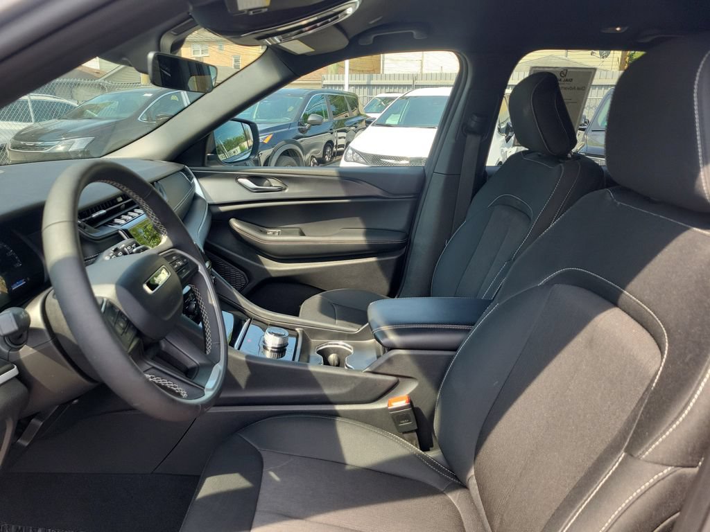 Certified 2025 Jeep Grand Cherokee Laredo AWD/4WD image 17