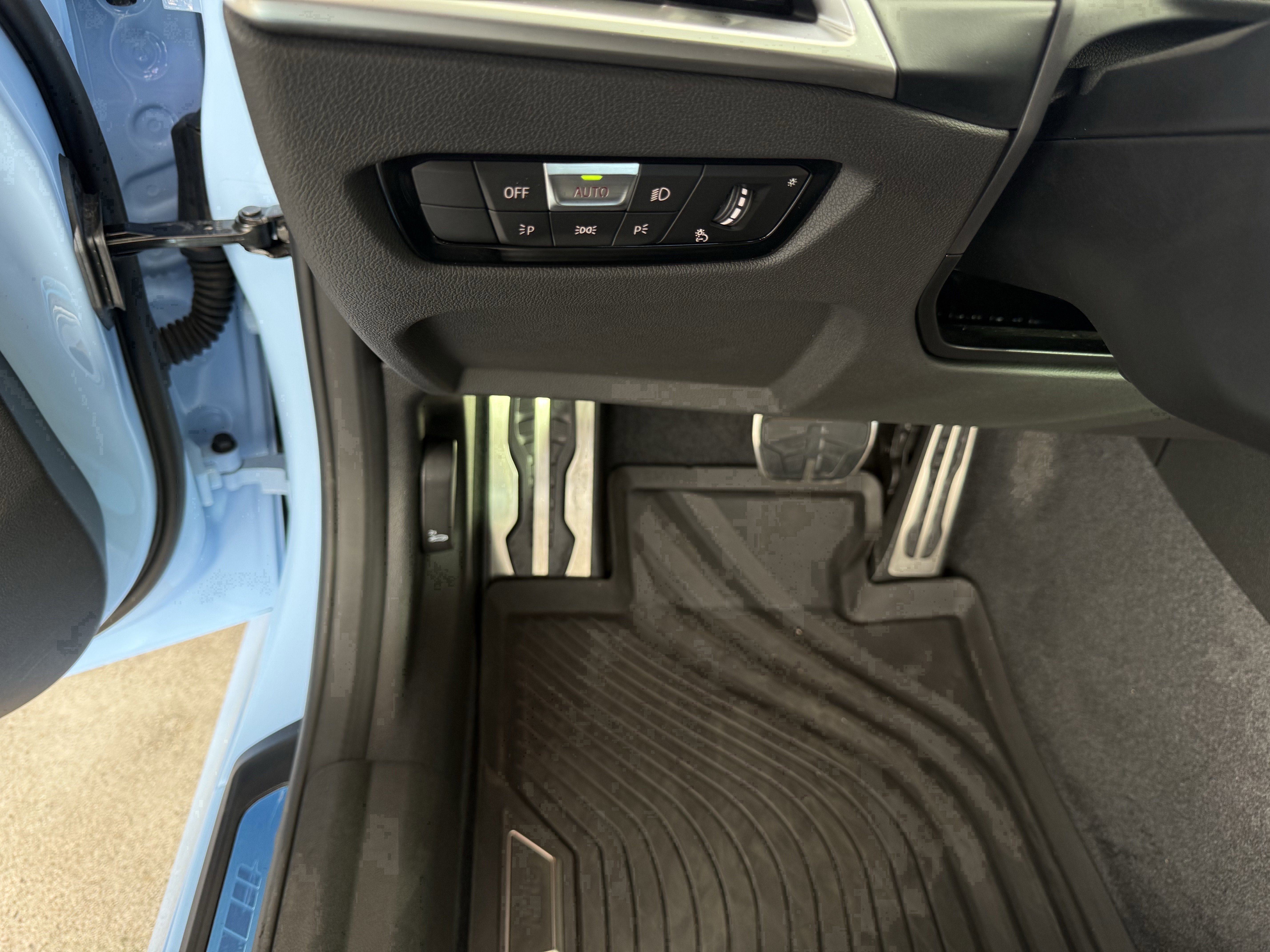 Used 2025 BMW M240i xDrive Coupe w/ Premium Package image 10