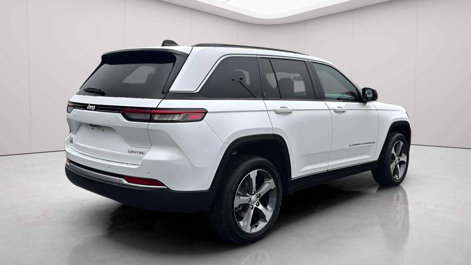 New 2026 Jeep Grand Cherokee Limited w/ Luxury Tech Group II AWD/4WD image 4