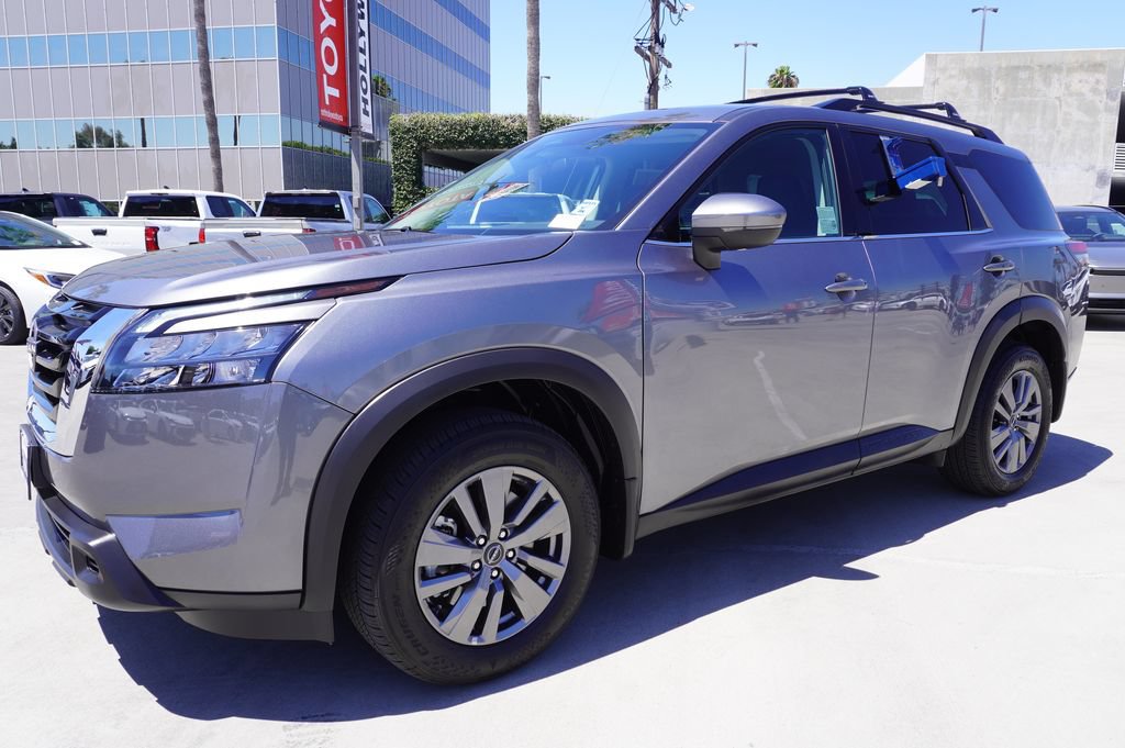 Used 2025 Nissan Pathfinder SV FWD image 4