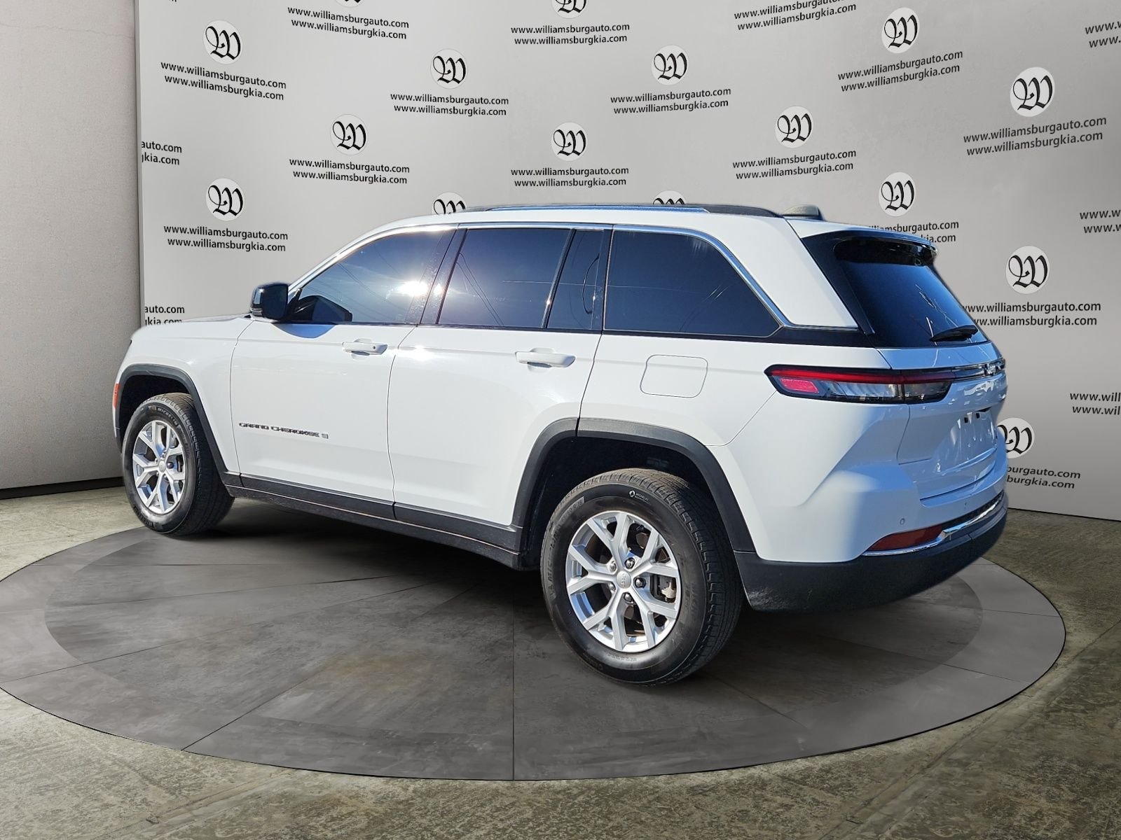 Used 2023 Jeep Grand Cherokee Limited RWD image 3