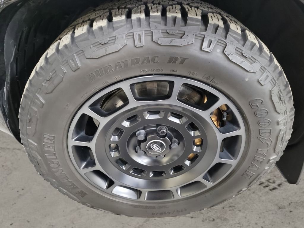 Used 2025 Land Rover Defender 110 image 9