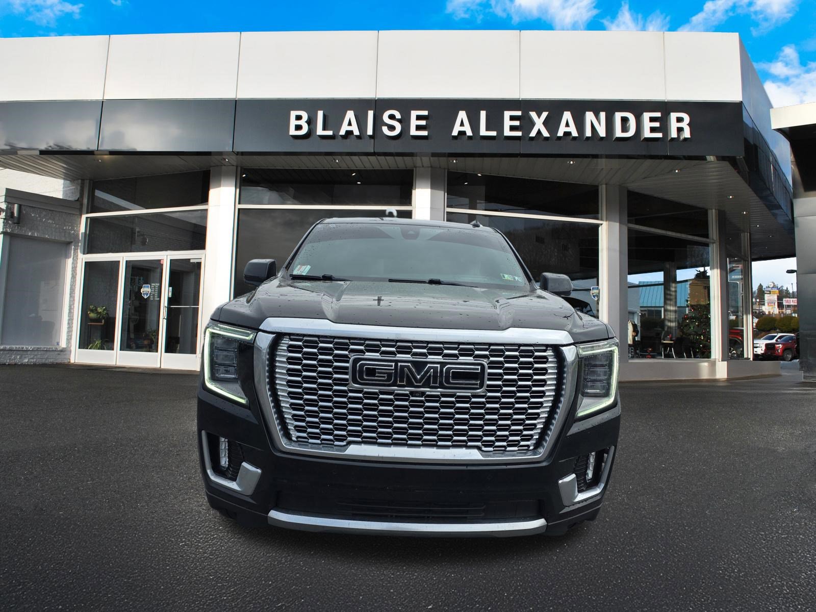 Used 2021 GMC Yukon Denali w/ Denali Premium Package AWD/4WD image 9