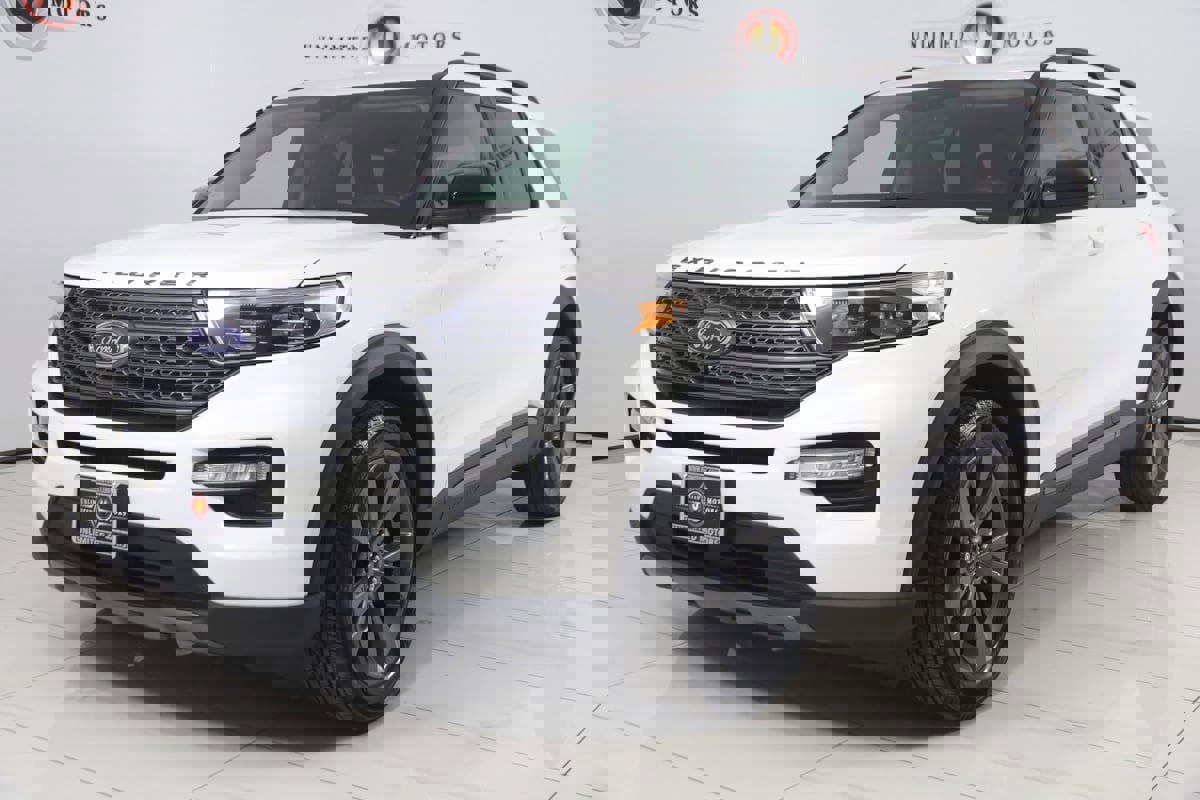 Used 2023 Ford Explorer XLT w/ Equipment Group 202A image 5