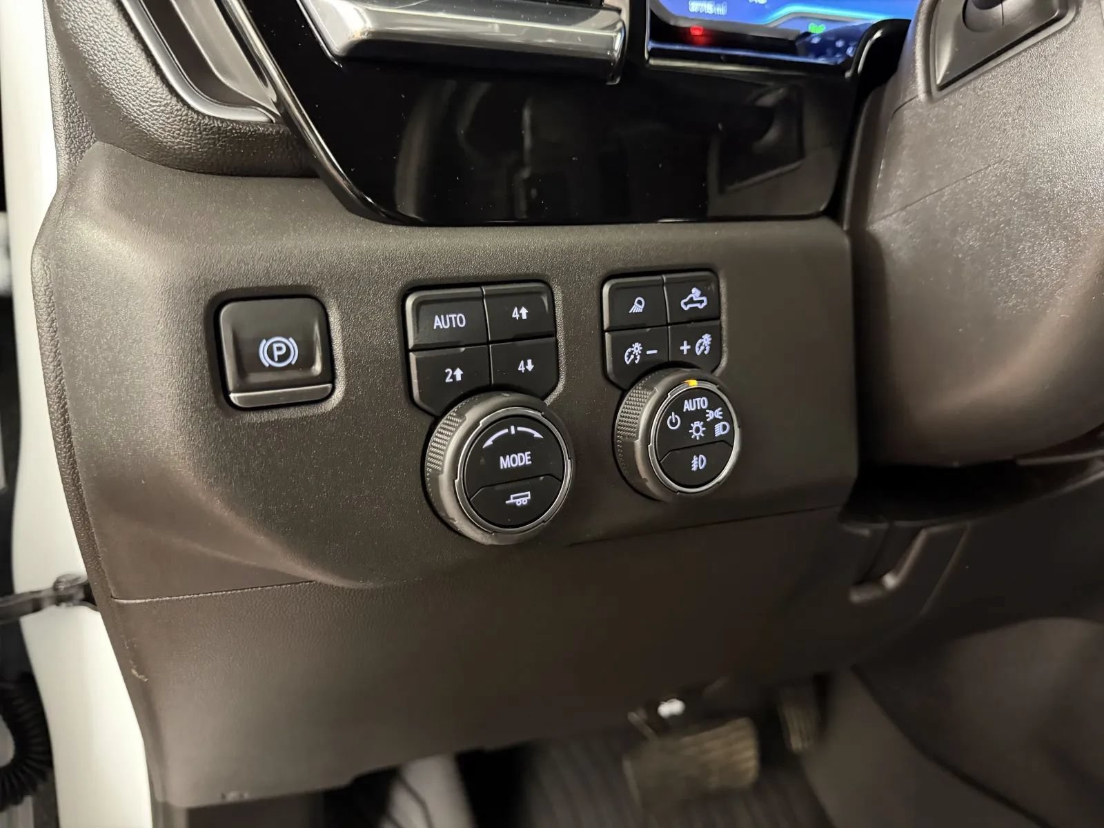 Used 2023 Chevrolet Silverado 1500 LT Trail Boss w/ LT Trail Boss Premium Package AWD/4WD image 18