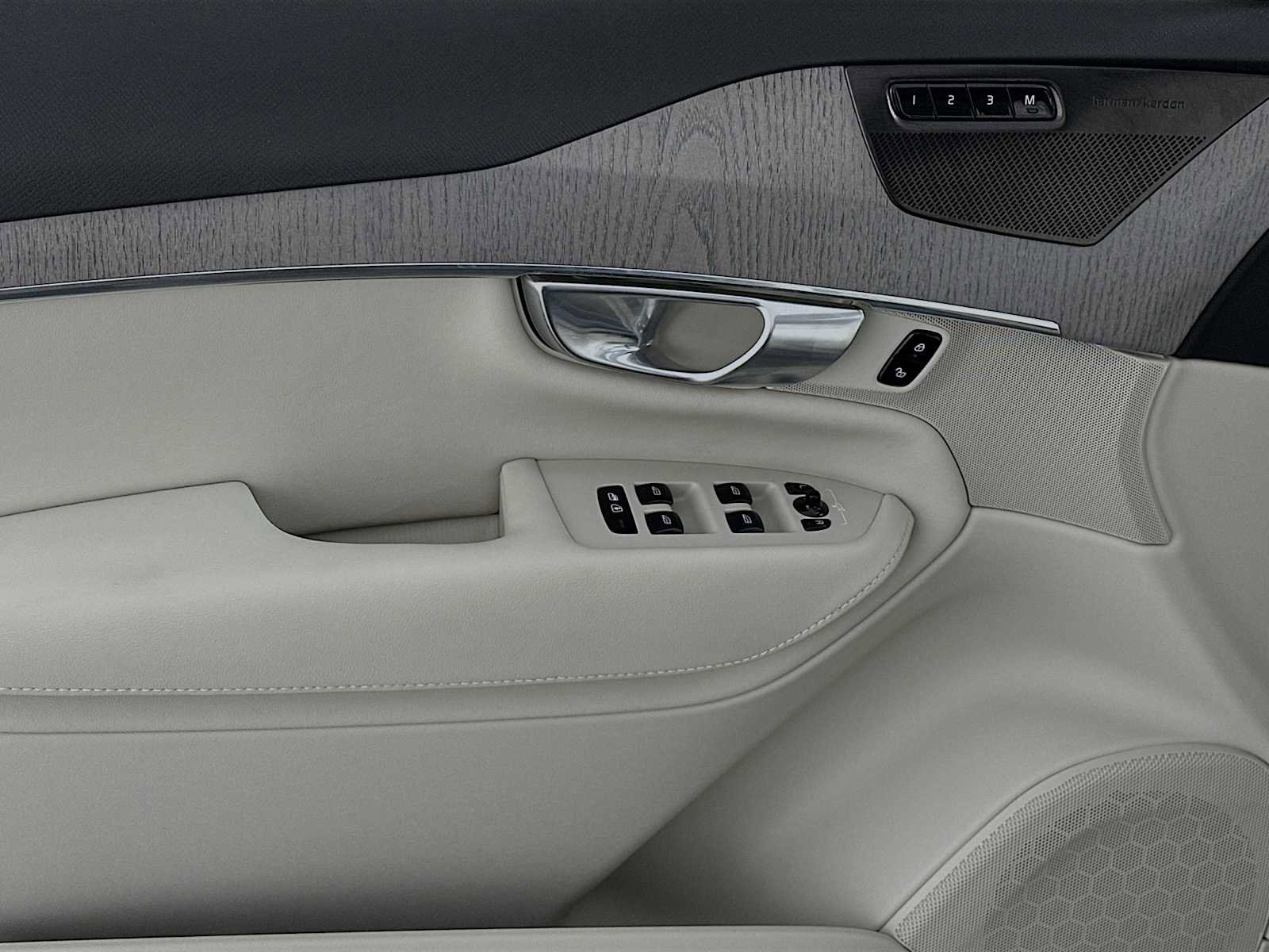 Certified 2025 Volvo XC90 B6 Plus image 17