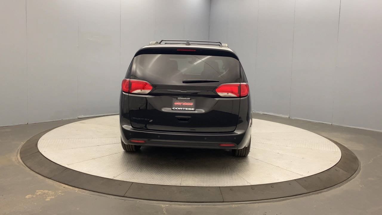 Used 2019 Chrysler Pacifica Touring-L w/ S Appearance Package FWD image 4