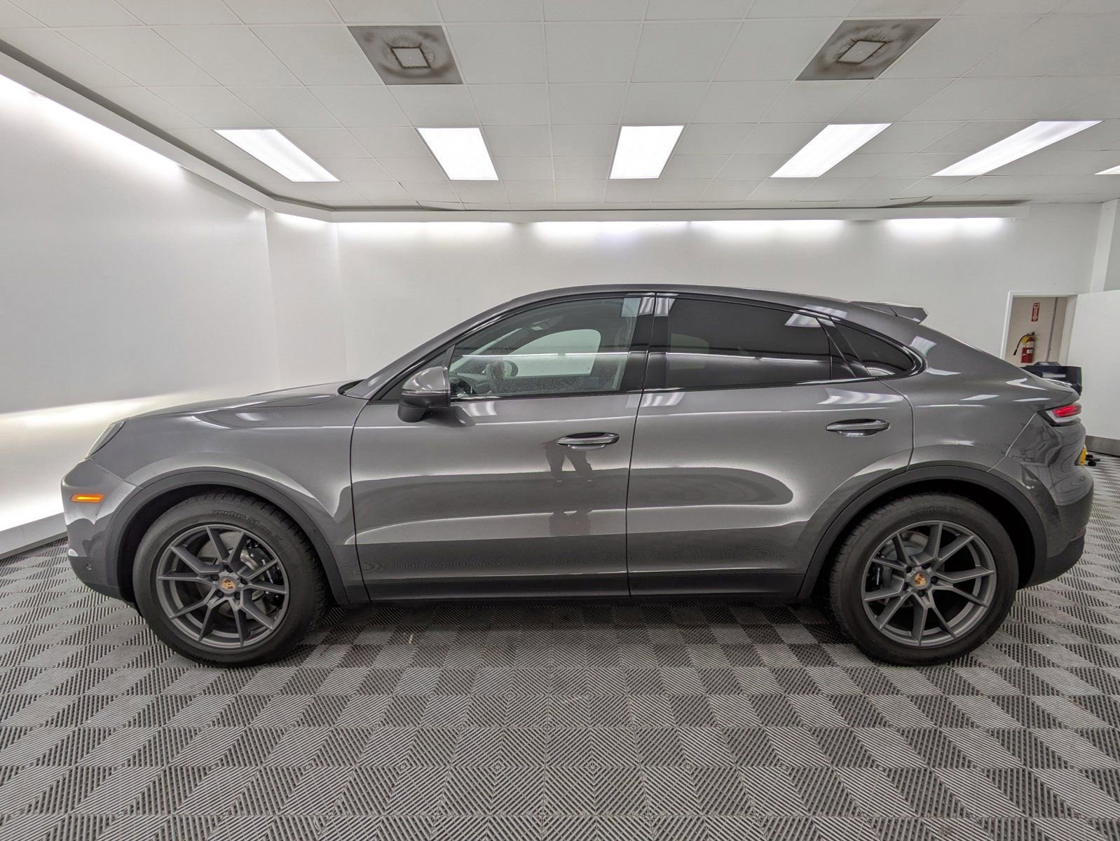 Used 2025 Porsche Cayenne S image 2