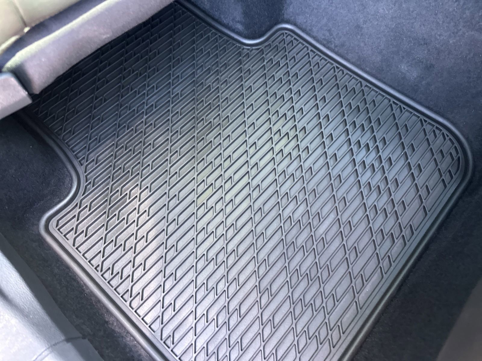 Certified 2022 Volkswagen Tiguan SEL R-Line image 25