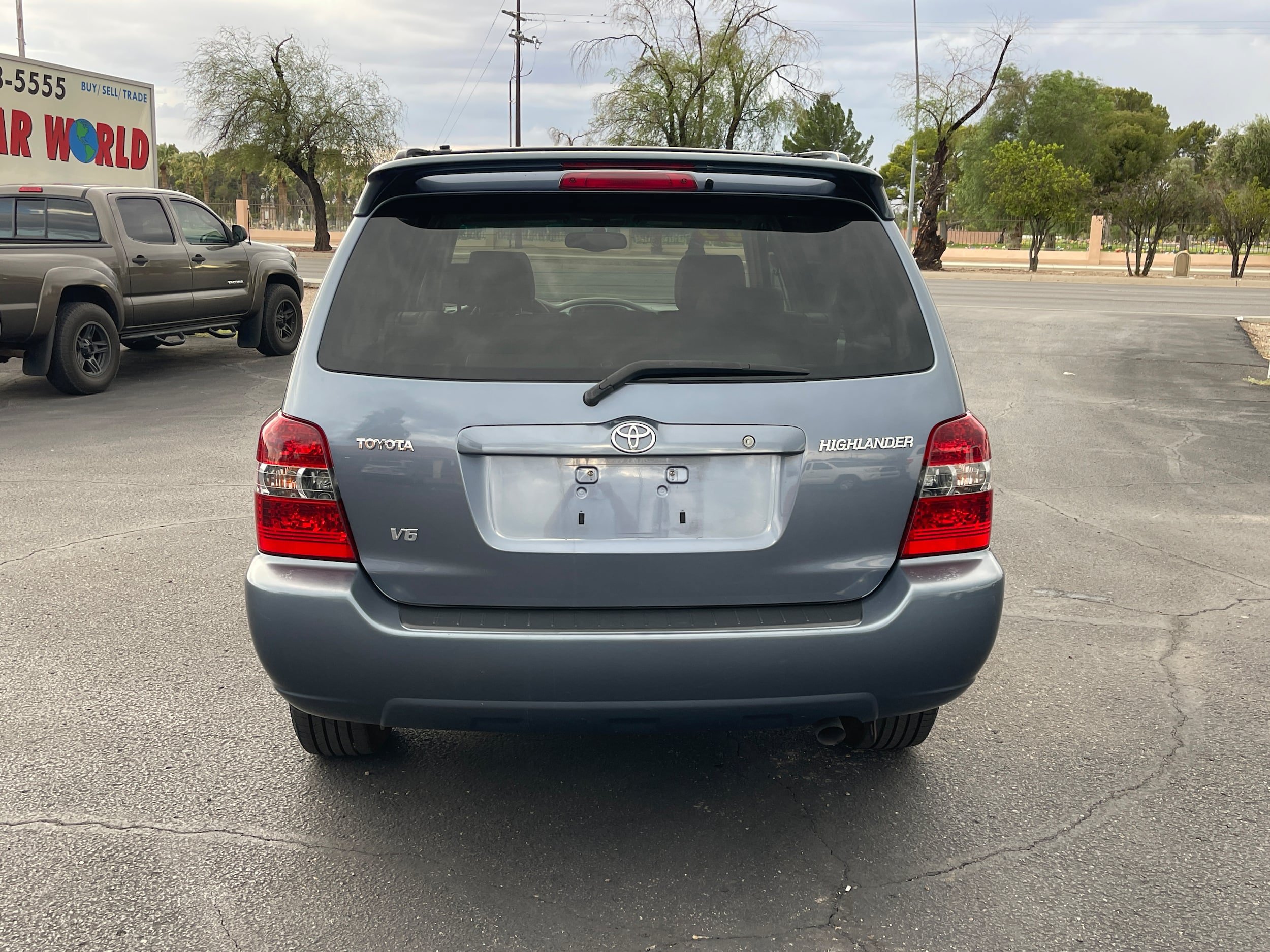 Used 2005 Toyota Highlander 2WD V6 w/ 3rd Row image 4