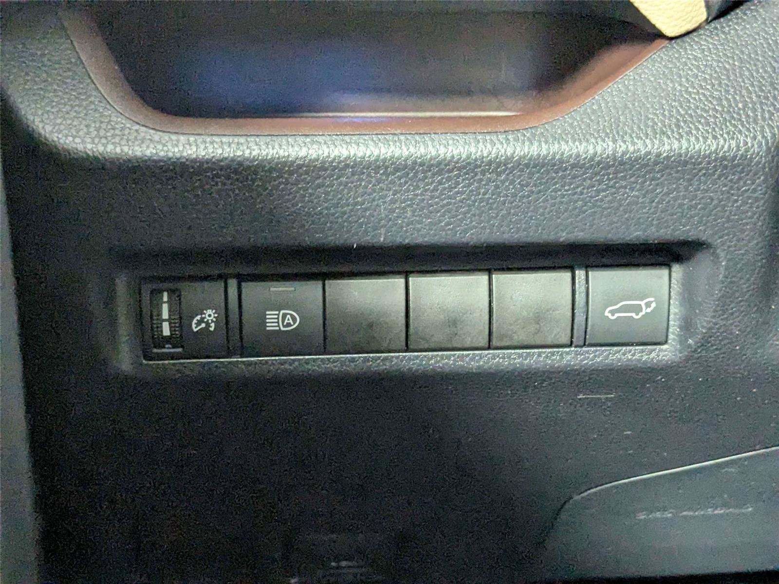 Used 2020 Toyota RAV4 Limited FWD image 18