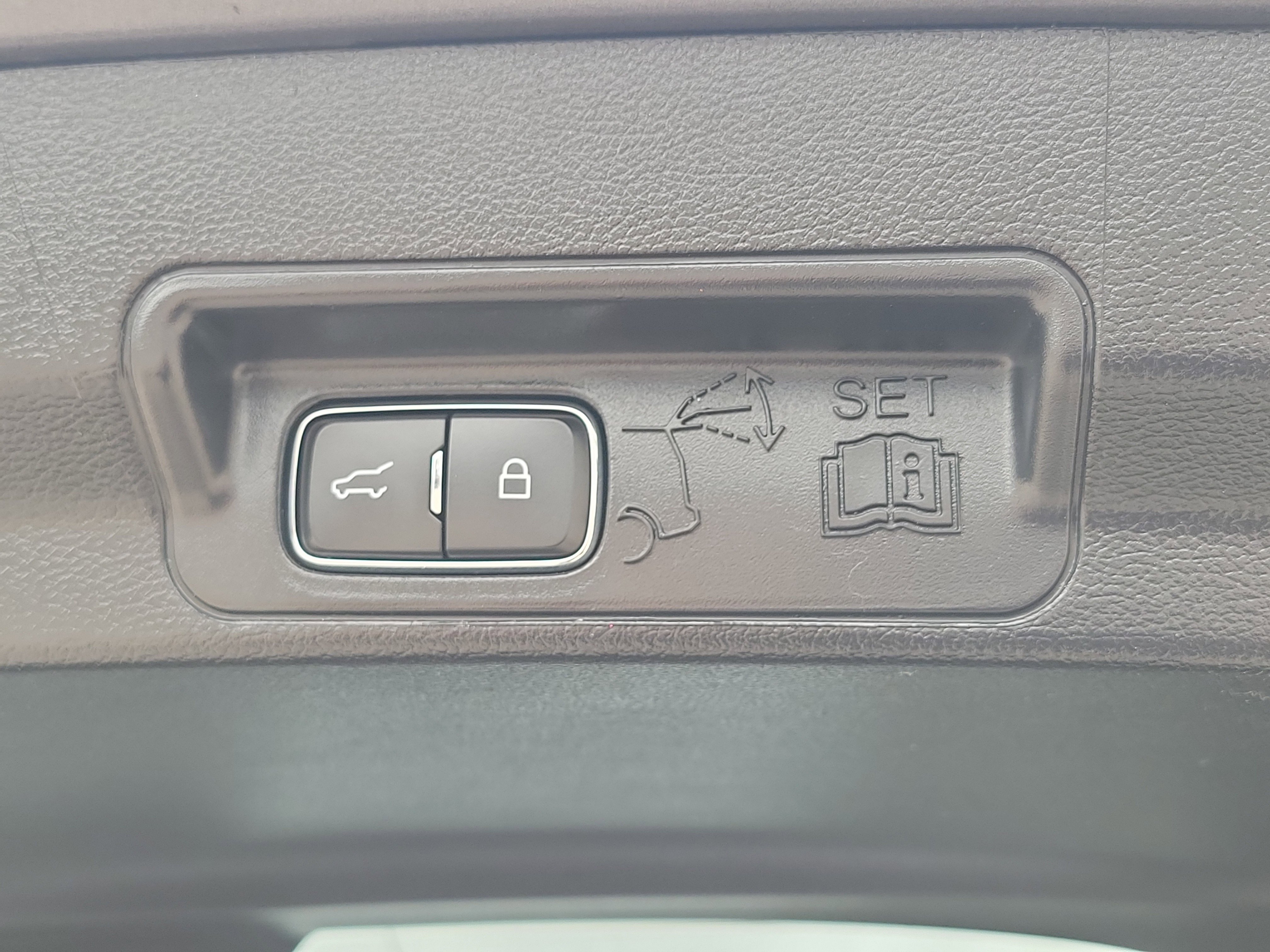 Used 2022 Ford Explorer Limited image 12