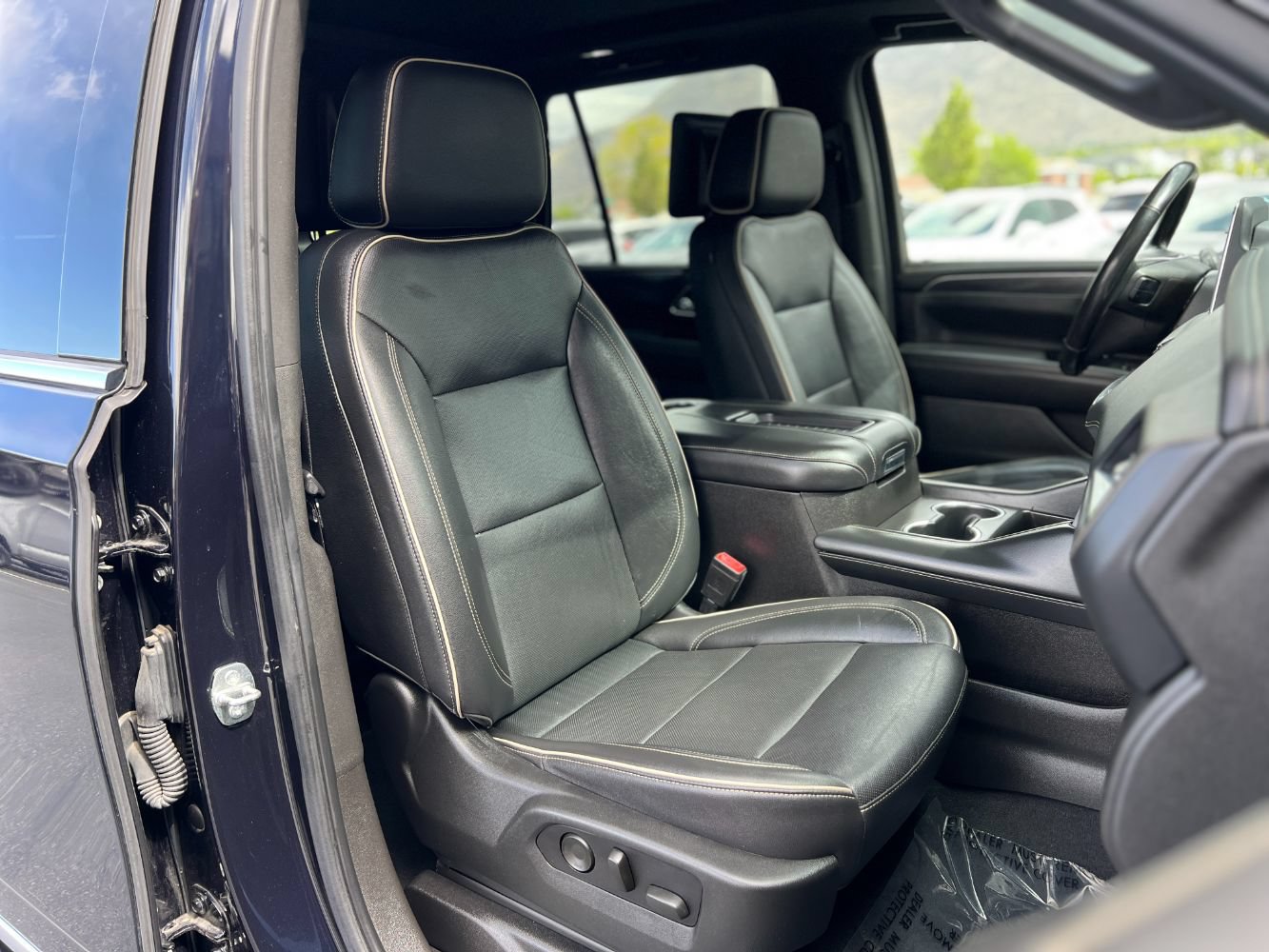 Used 2021 GMC Yukon SLT w/ Rear Media and Nav Package AWD/4WD image 24
