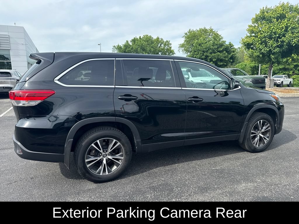 Used 2019 Toyota Highlander LE AWD/4WD image 12