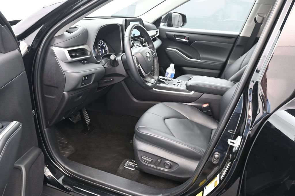 Used 2025 Toyota Highlander XLE AWD/4WD image 16