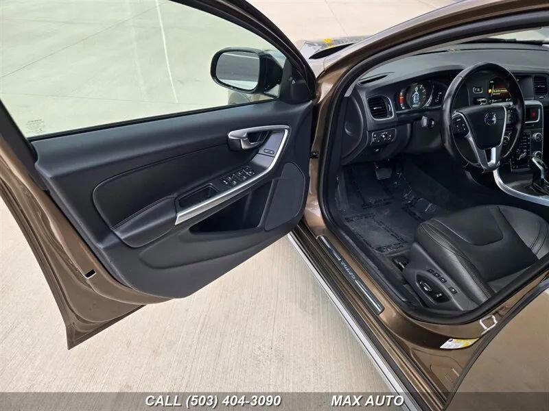 Used 2016 Volvo V60 T5 Cross Country w/ Convenience Package image 10