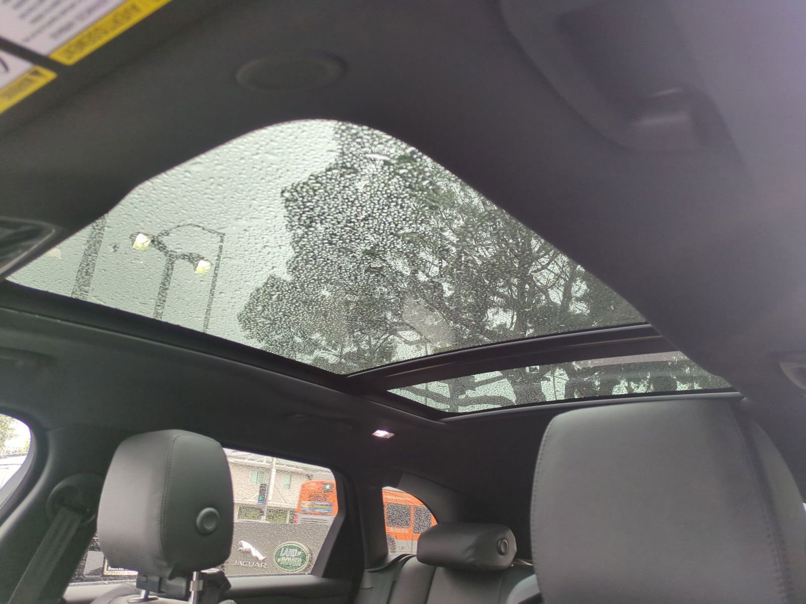 New 2026 Land Rover Range Rover Velar Dynamic SE image 24