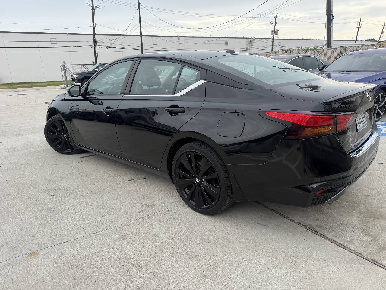 Used 2022 Nissan Altima 2.5 SR w/ Midnight Edition Package FWD image 5