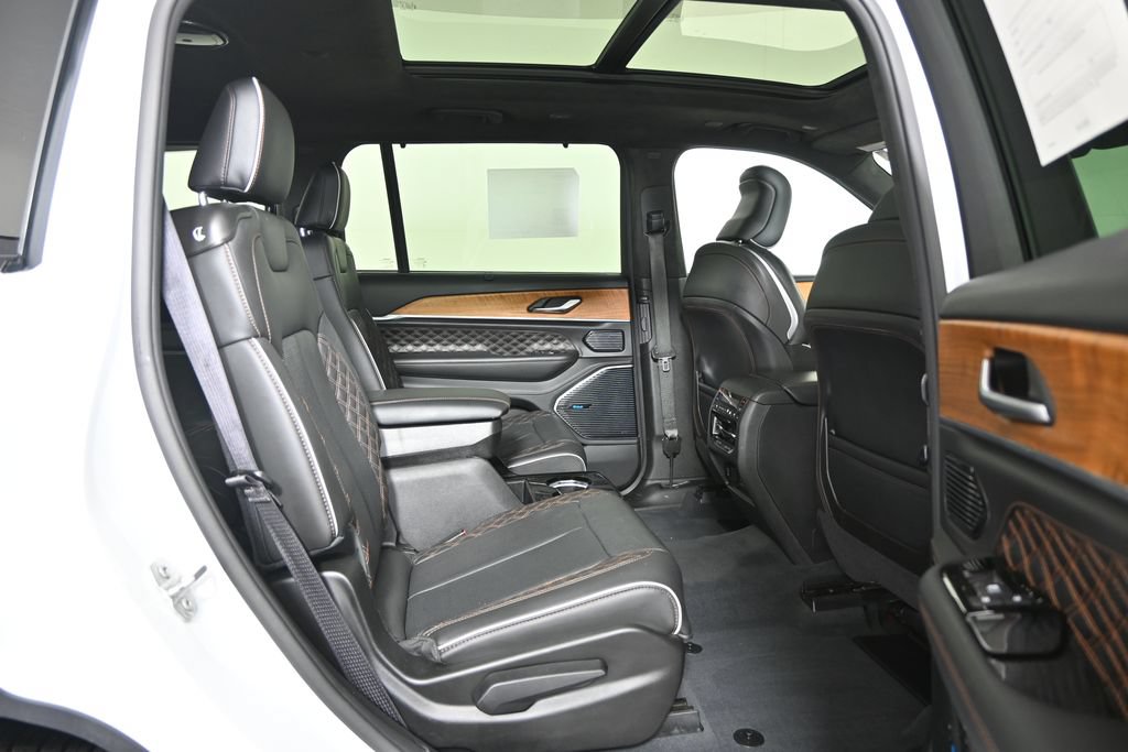 Used 2023 Jeep Grand Cherokee L Summit AWD/4WD image 16