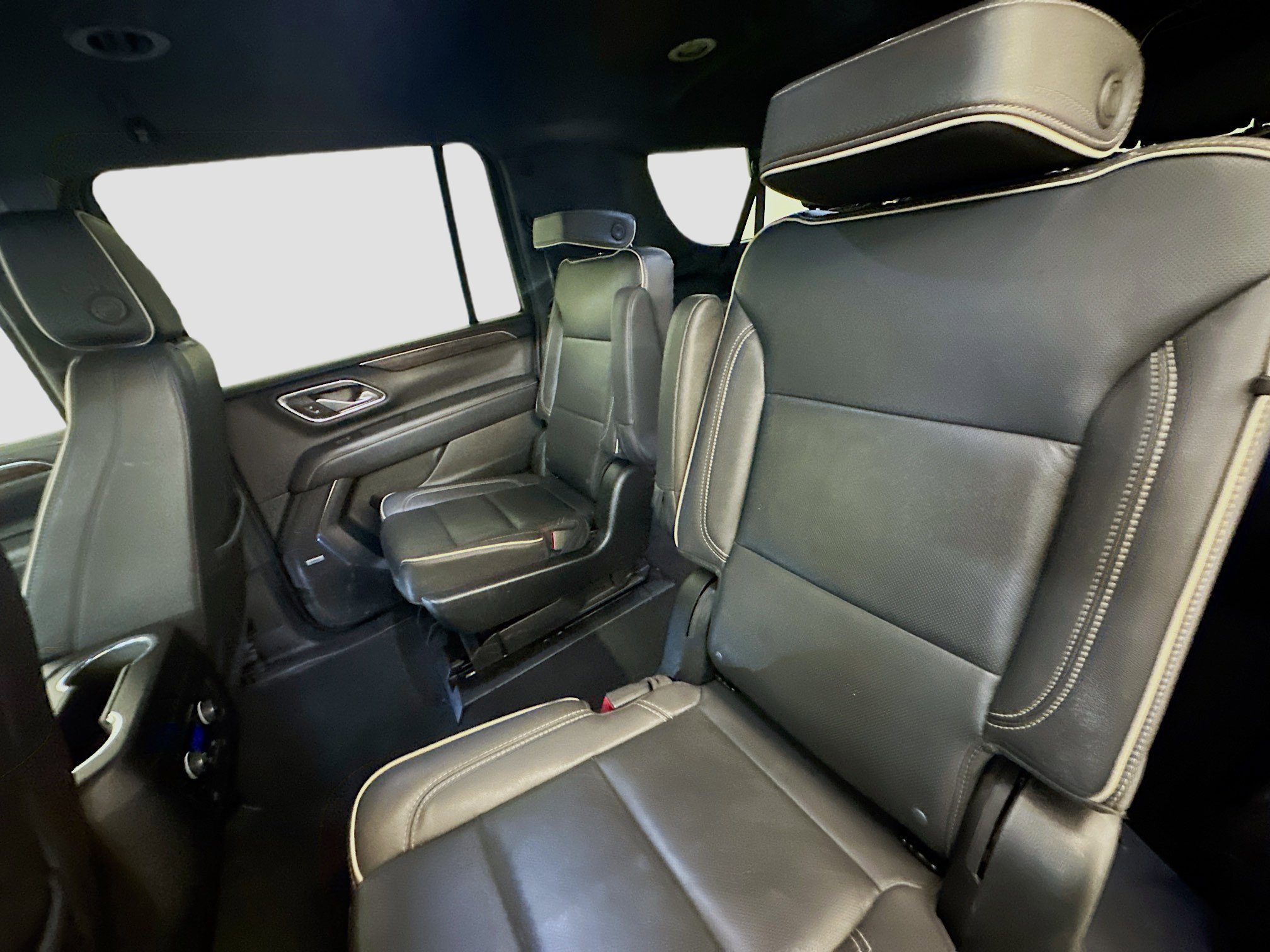 Used 2023 Chevrolet Suburban Premier image 29