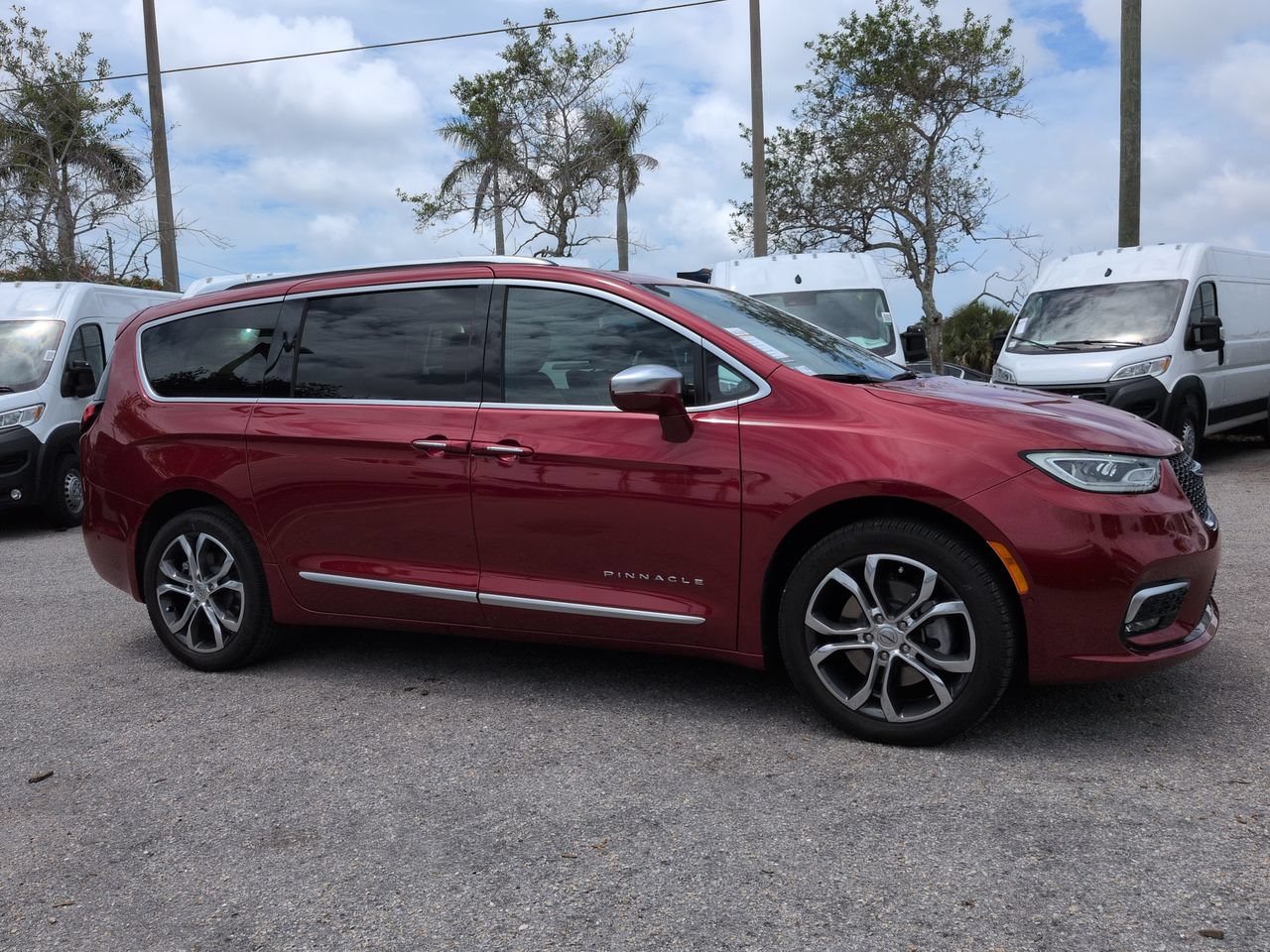 Used 2024 Chrysler Pacifica Pinnacle AWD/4WD image 2