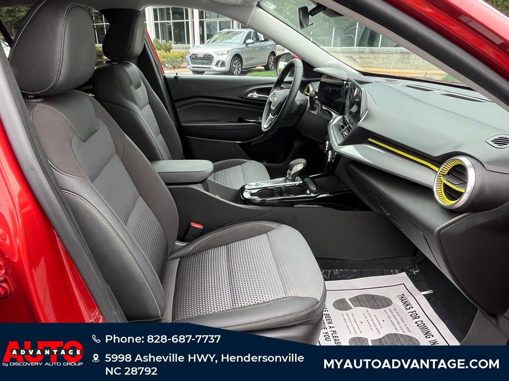 Used 2024 Chevrolet Trax LT w/ Driver Confidence Package FWD image 30