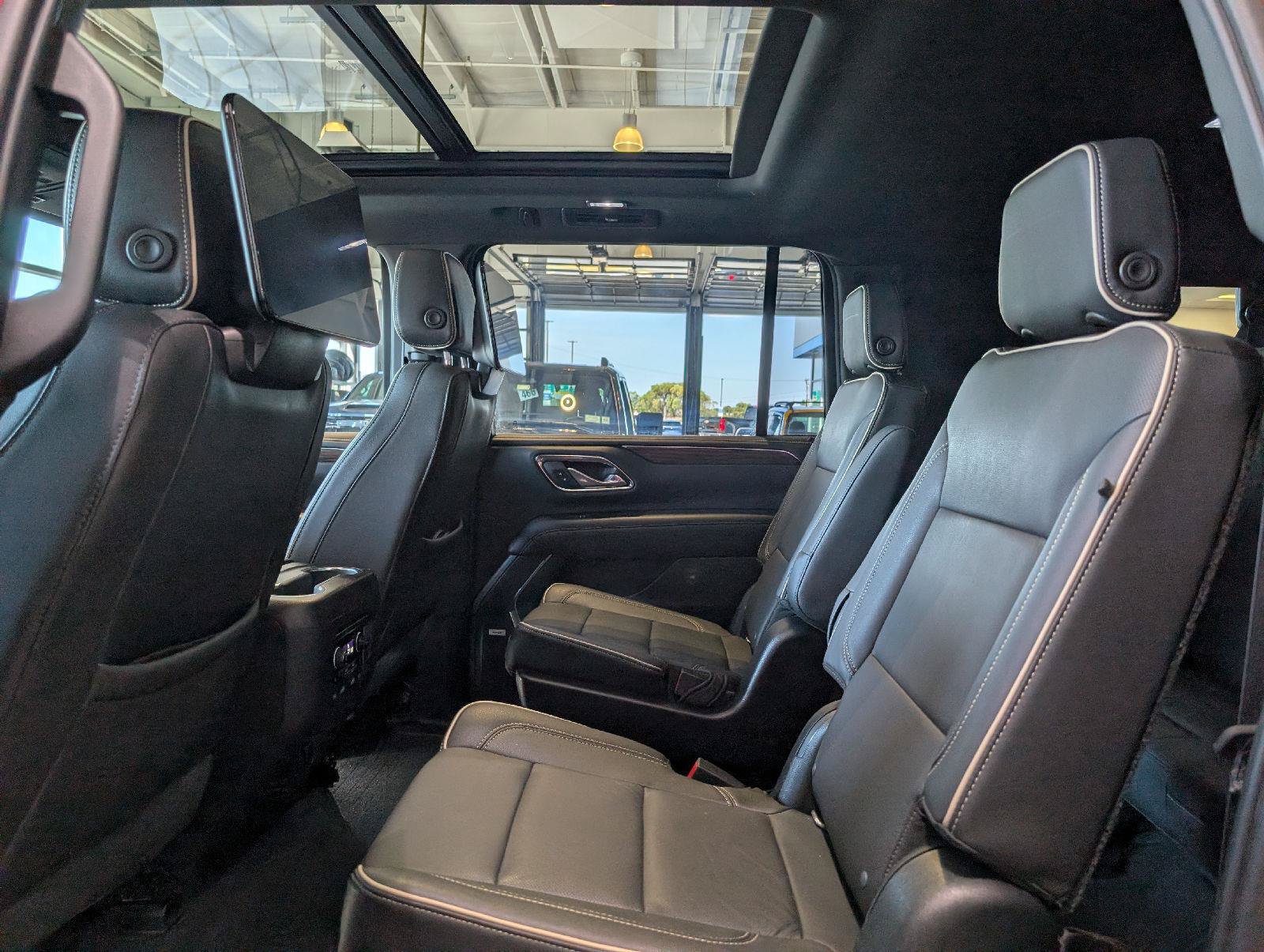 Used 2021 Chevrolet Suburban Premier AWD/4WD image 17