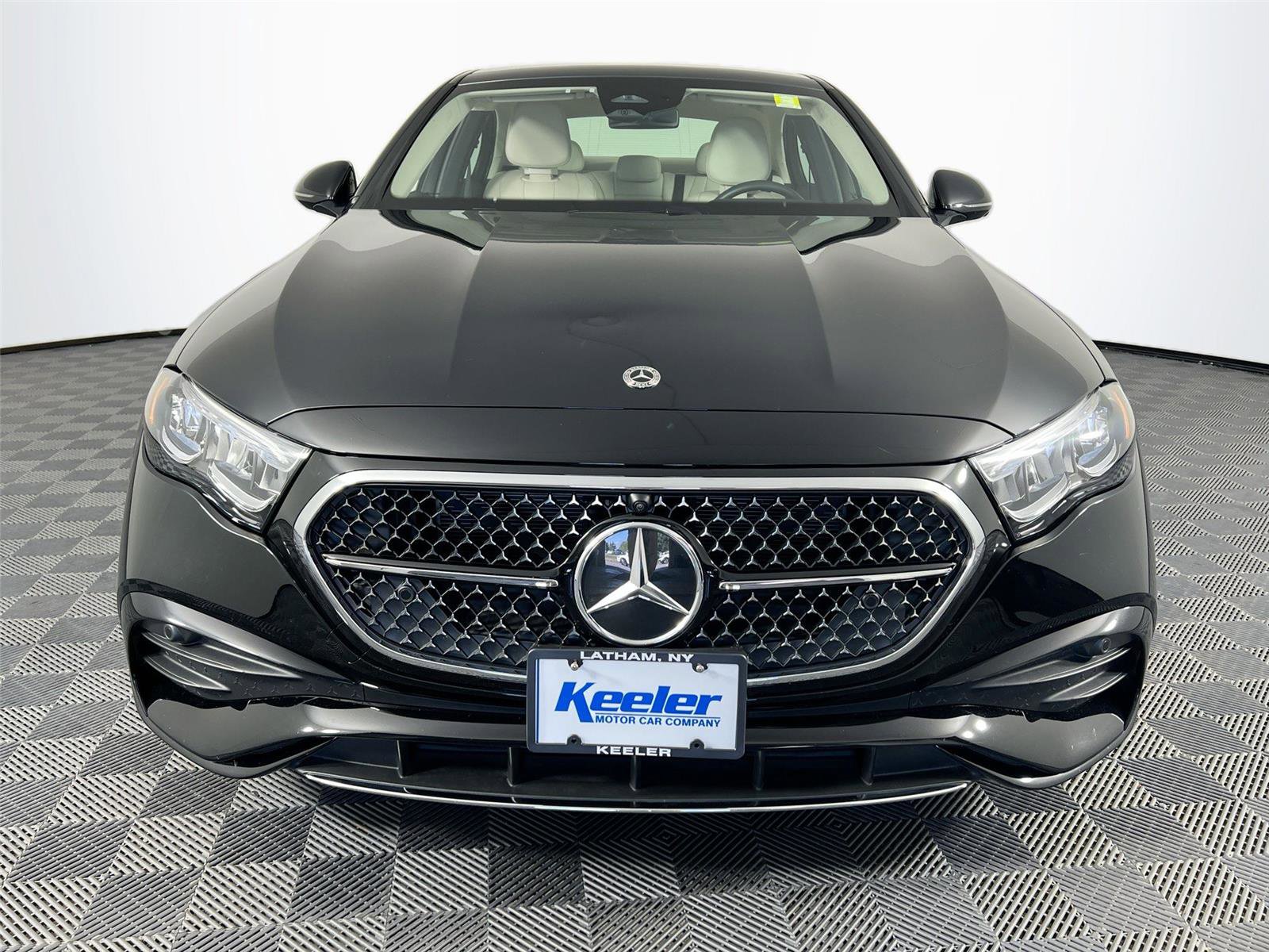 Used 2025 Mercedes-Benz E 350 4MATIC Sedan image 9