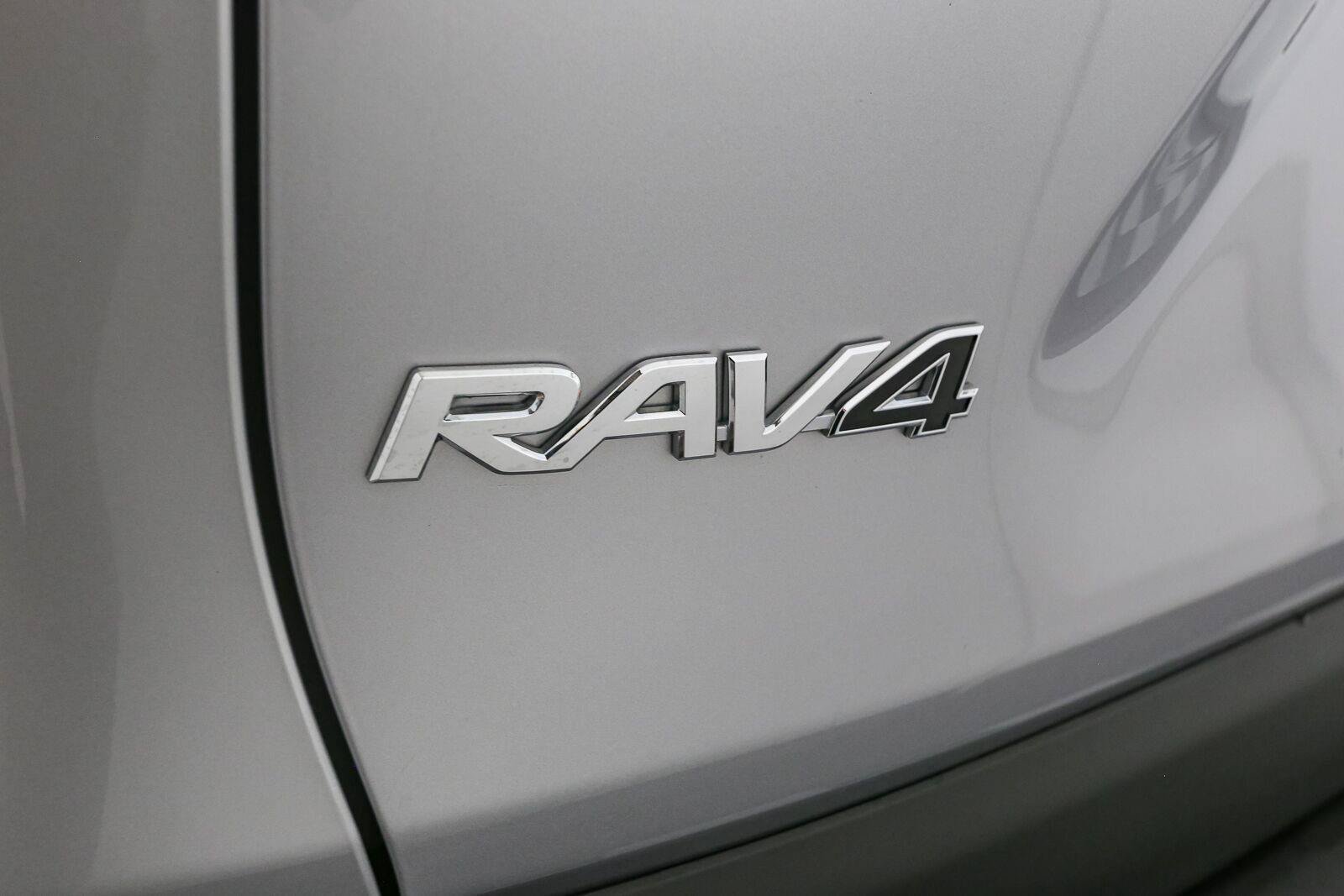 Used 2025 Toyota RAV4 LE AWD/4WD image 10