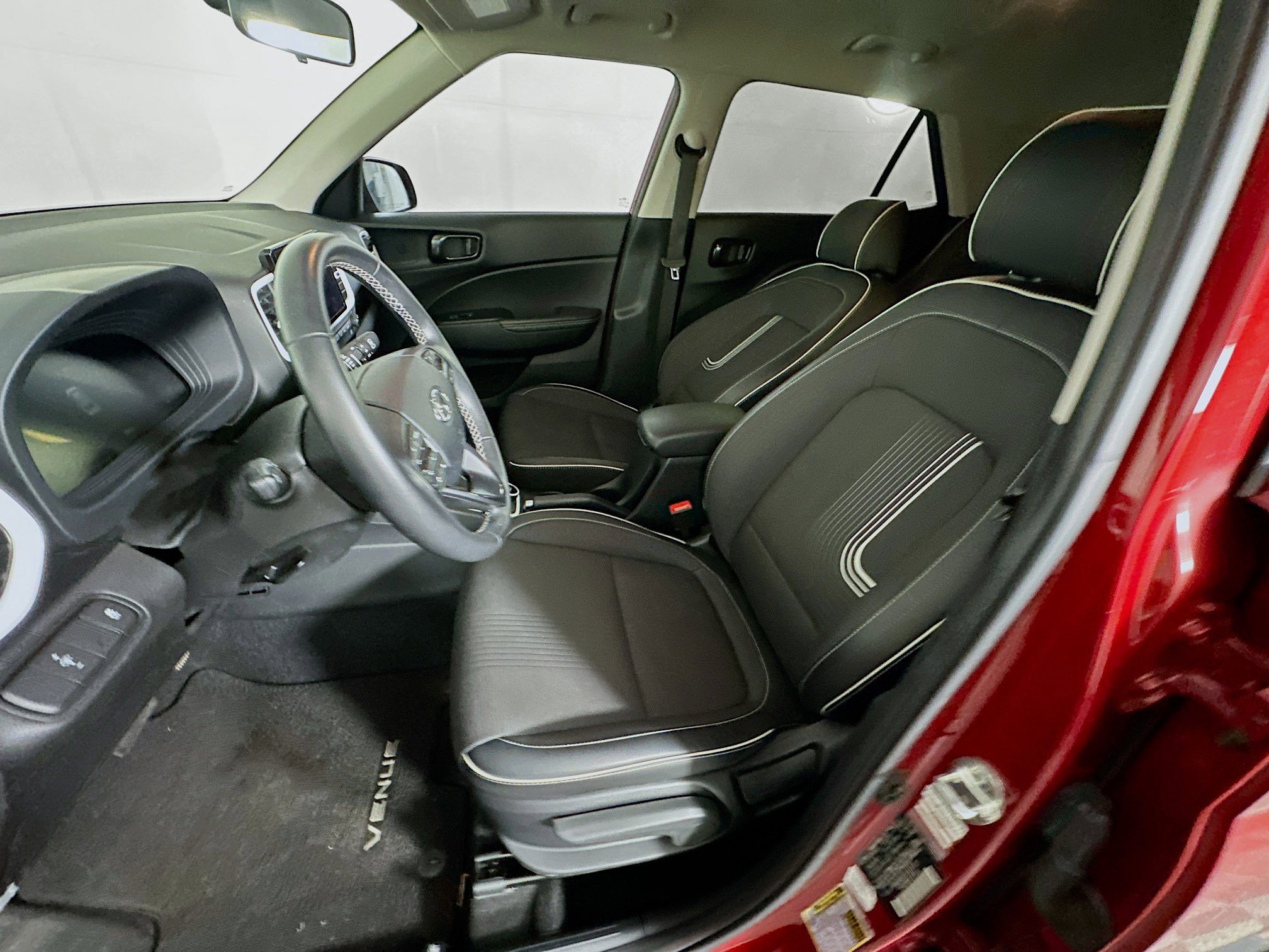 Used 2024 Hyundai Venue Limited image 13