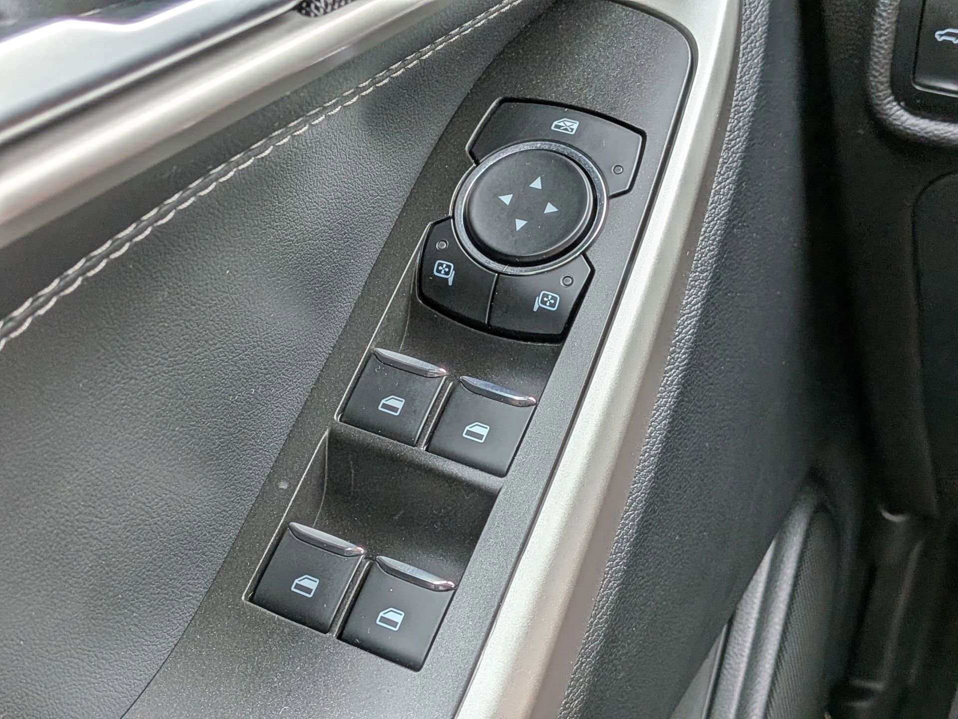 Used 2023 Ford Explorer XLT image 28