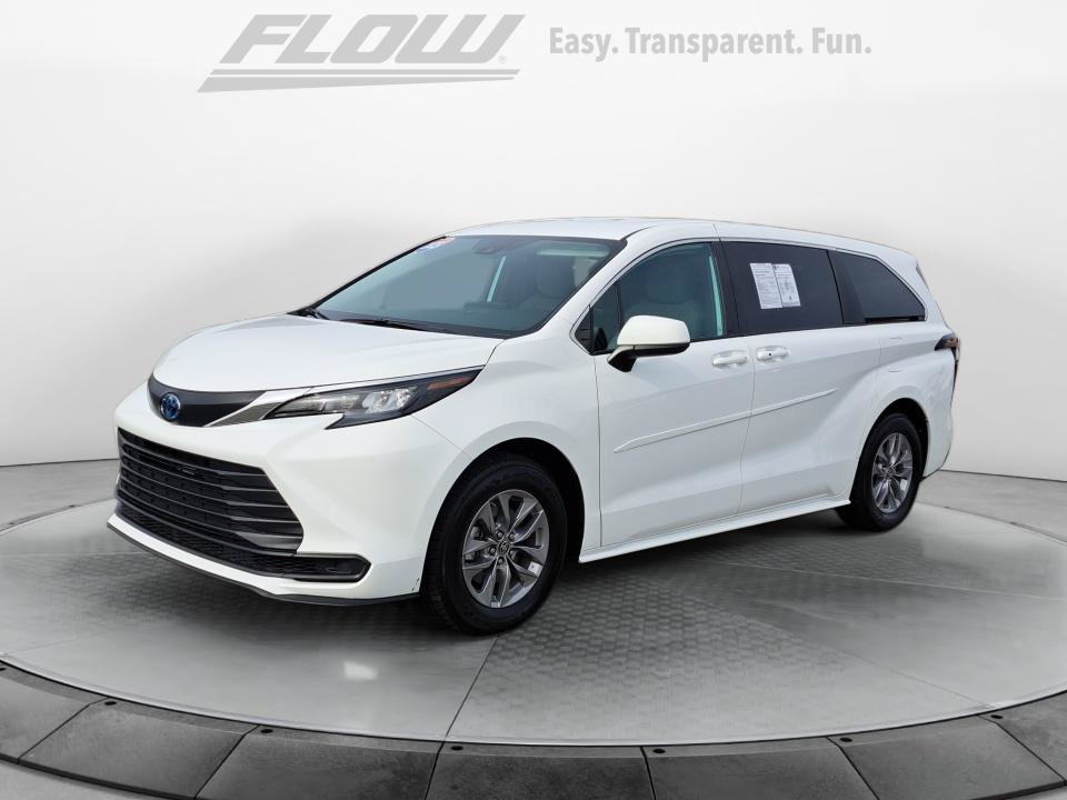 Used 2025 Toyota Sienna LE AWD/4WD image 4