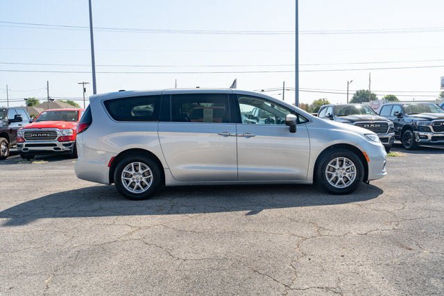 Used 2023 Chrysler Pacifica Touring-L FWD image 6